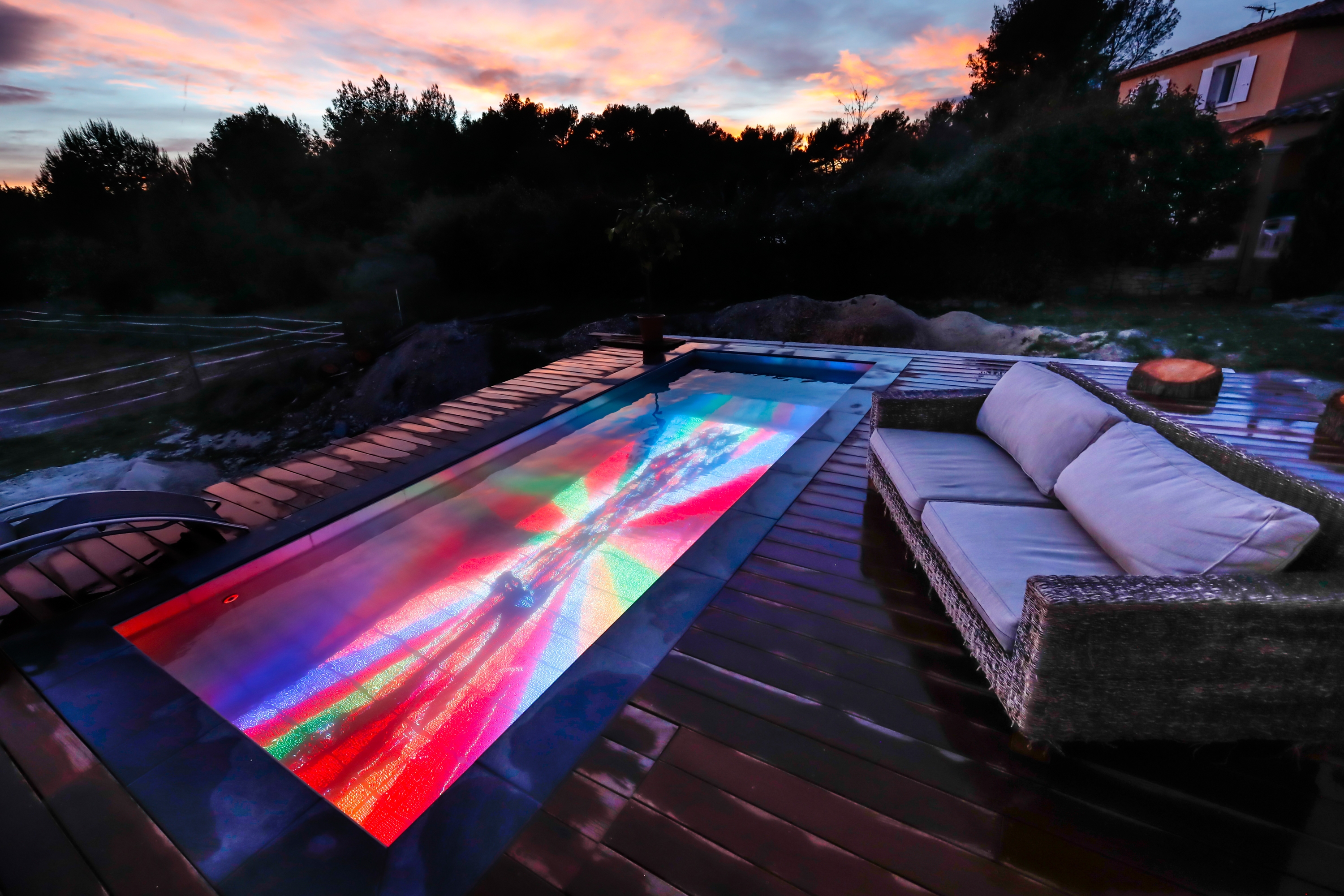 Cool am Pool. Auch mit Wasser hat ASB LumiFlex keine Berührungsängste. In Zusammenarbeit mit Pooloop wird der aussergewöhnliche Fussboden für den Einsatz in sämtlichen Nassbereichen – vom Pool bis zum Dampfbad – fit gemacht