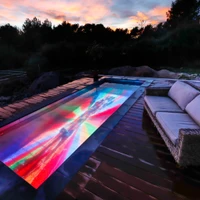 Cool am Pool. Auch mit Wasser hat ASB LumiFlex keine Berührungsängste. In Zusammenarbeit mit Pooloop wird der aussergewöhnliche Fussboden für den Einsatz in sämtlichen Nassbereichen – vom Pool bis zum Dampfbad – fit gemacht