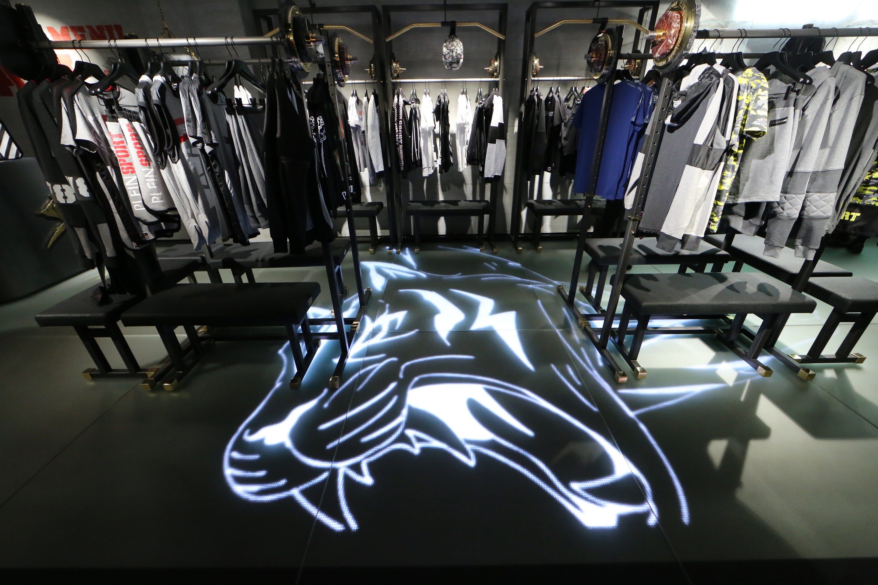 Auf Schritt und Tritt. Shopping ist heute viel mehr als bloss Einkaufen. Modelabels wie Plein Sport setzen in ihren Brandstores auf die Magie des LumiFlex von ASB GlassFloor, der den Besucher über den Boden schweben lässt