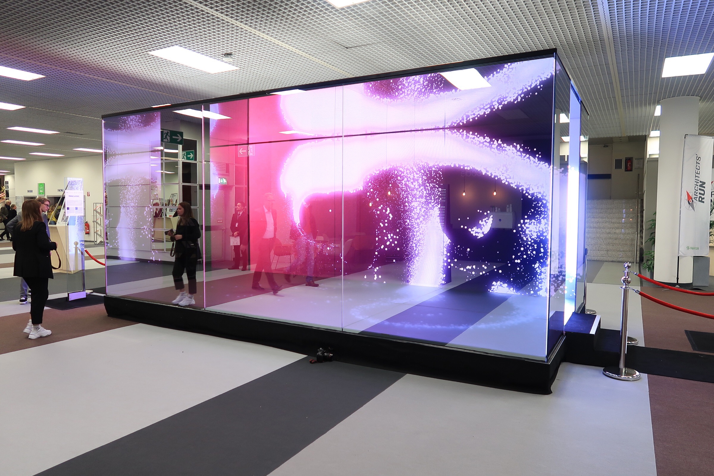 Mehr als ein Fussboden. ASB GlassFloor hat auch in der Kunstszene einen Namen. Die Installation DeepLumen von Managing Director Christof Babinsky (oben) in Kooperation mit dem Künstler Marc Gumpinger ist ein Beispiel für das Leistungsspektrum von LumiFlex