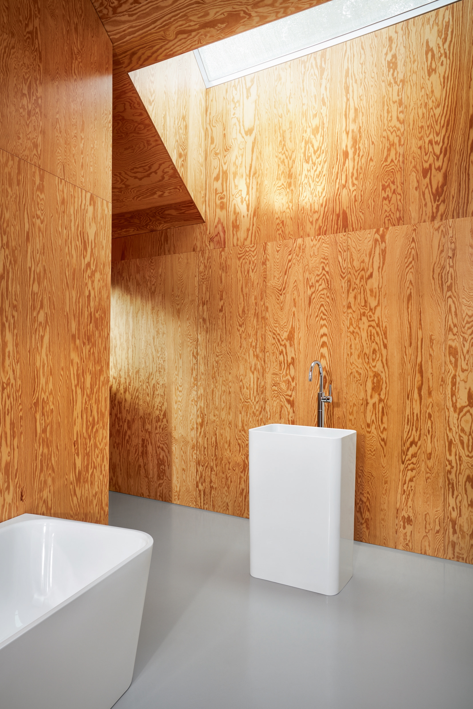 Self-confident characters: The BetteLux bathtub stands on its own feet, flowing naturally, whilst at the same time clear and concise (top). The Bette Art Monolith washbasin also sets some architectural accents (above)