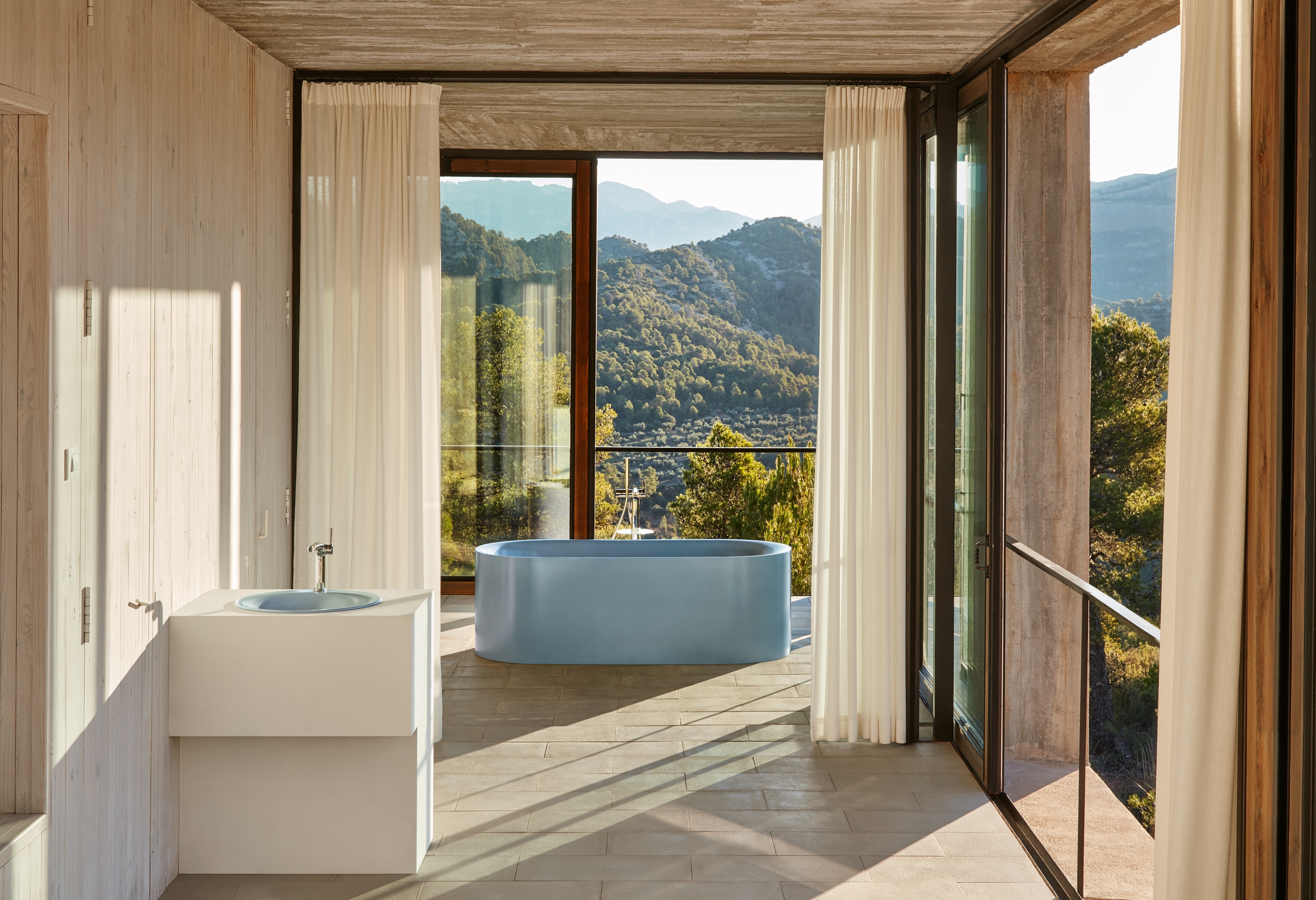 Finding your centre: The freestanding BetteLux Oval Silhouette bathtub in Blue Satin makes the bathroom your centre of relaxation in relation to form, as well as colour