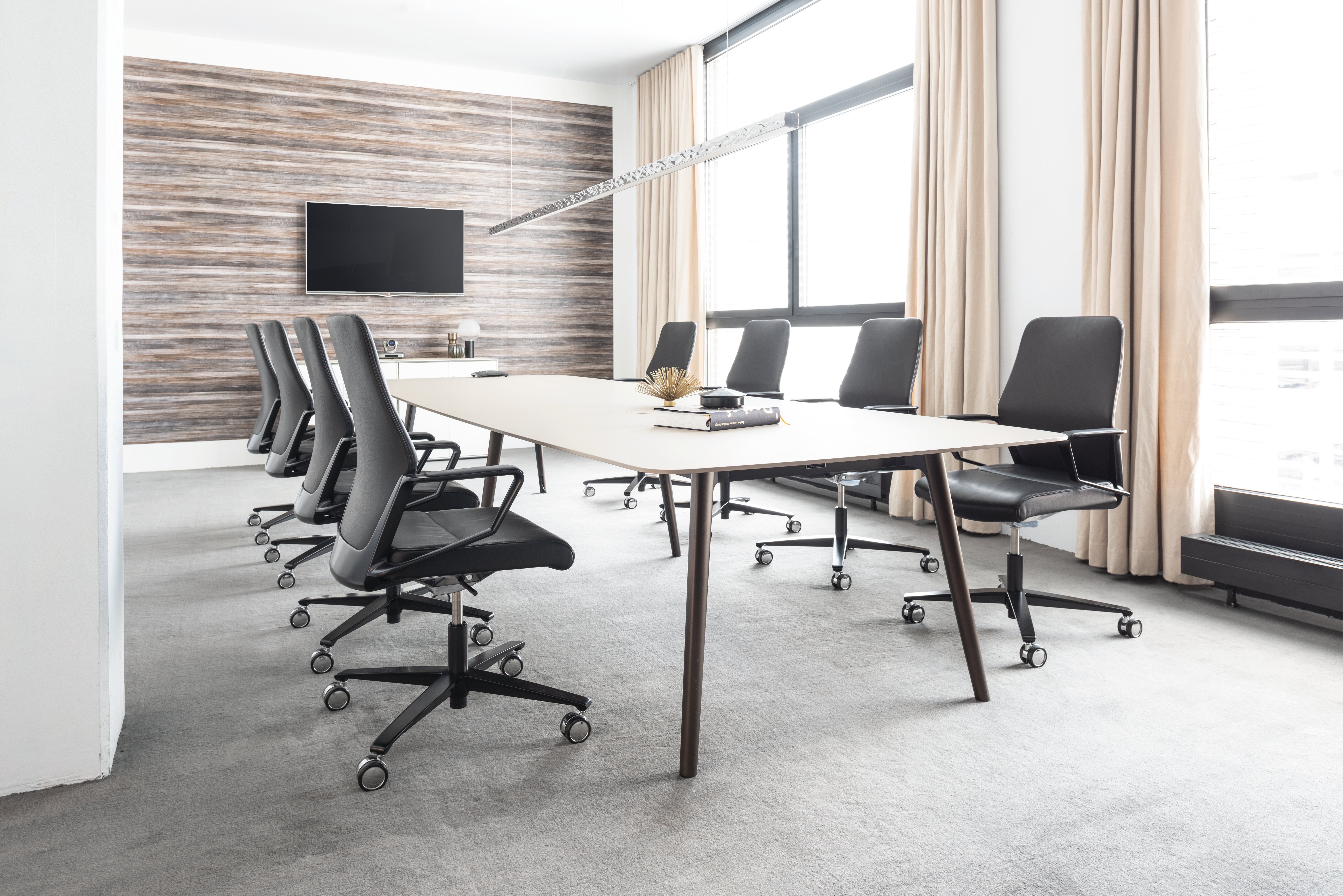 Signo, das Konferenz- und Chefsesselprogramm par excellence in der Black Edition, mit ergonomischem Sitz und markanten Produktdetails 