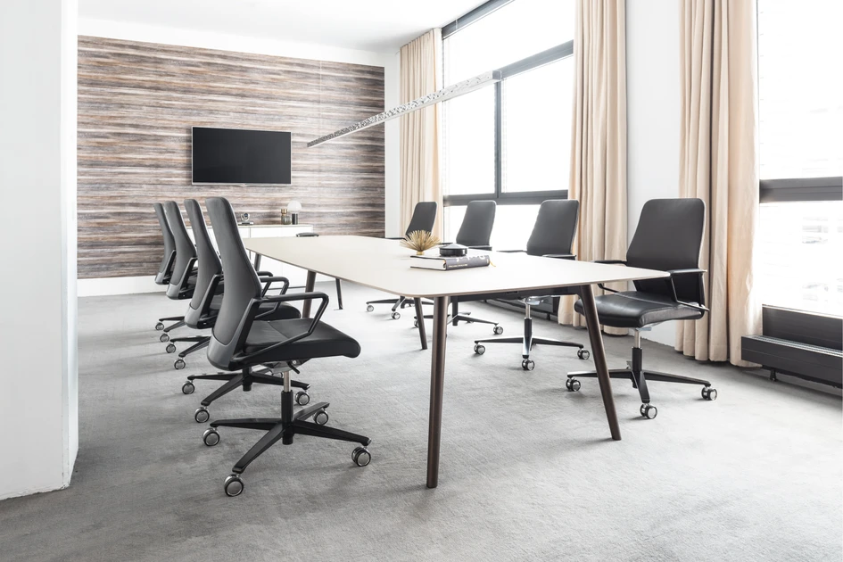 Signo, das Konferenz- und Chefsesselprogramm par excellence in der Black Edition, mit ergonomischem Sitz und markanten Produktdetails 
