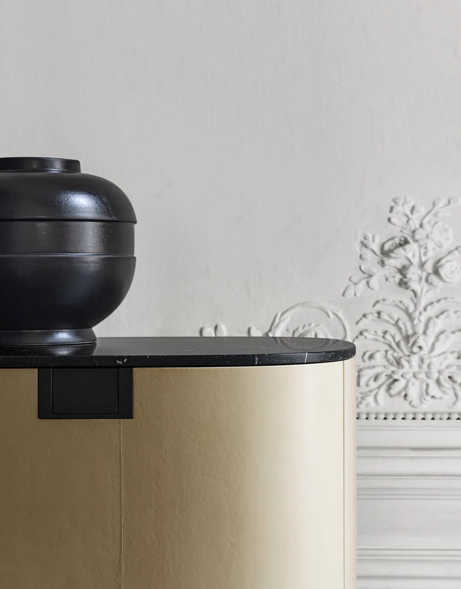 Design and craftsmanship combine in pieces that celebrate artisanal techniques and precious materials such as parchment and marble
