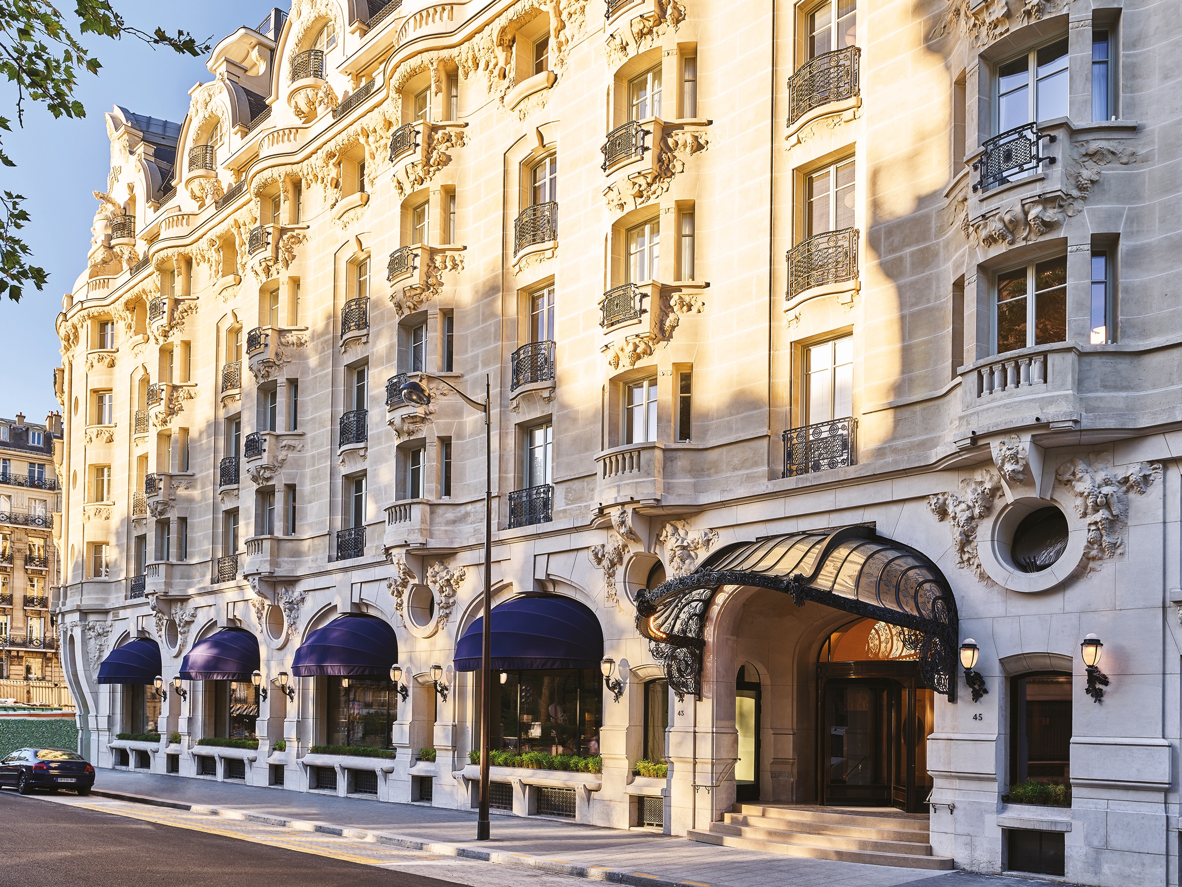 Poliform Contract combines existing products from the respected Poliform brand with bespoke designs in order to realise the visions of its clients, offering unique solutions to projects like the Hôtel LutetiaLutetia