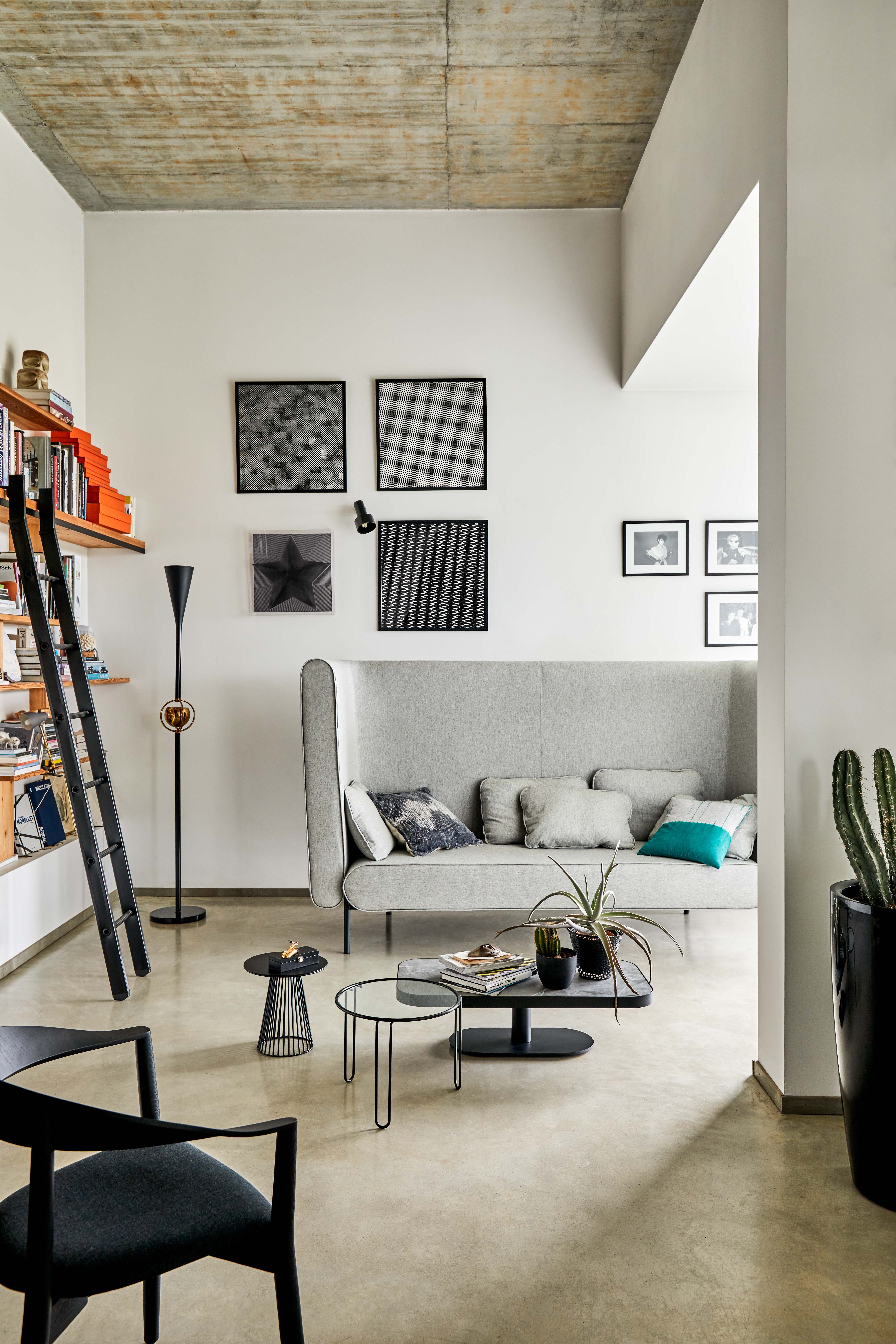 With the Kimono sofa by Berlin designer Mark Braun, the side rests run at the same height as the backrest. You can choose from different colours and covers and it comes in a 88cm high version (above), as well as a 144cm high alternative (below)