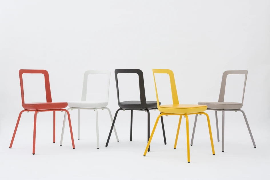 Sitting and sitting and sitting. The patented and completely invisible Dondola+ mechanism is installed under the seat. This allows the wooden seat to move in the plastic shell of the chair, stool or bar stool