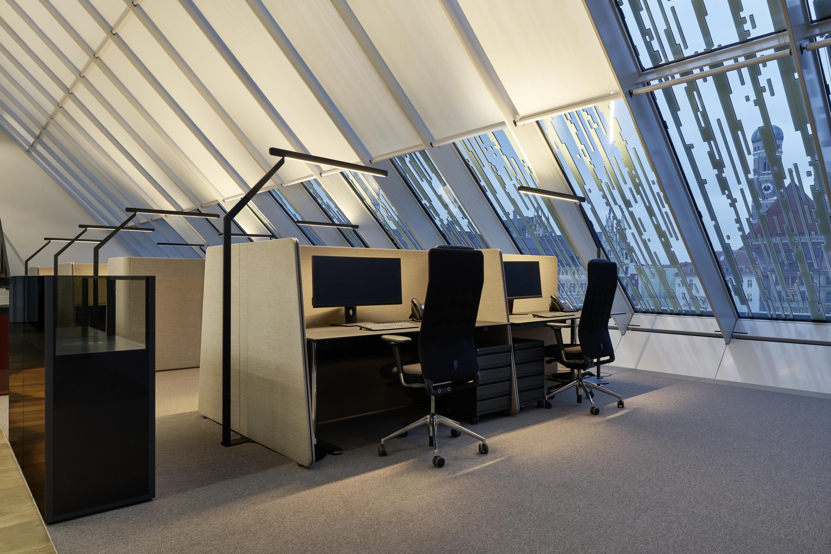 Bild oben: Die minimalistische Stehleuchte Mito terra 3d bietet gerade in Open Offices ein ideales Licht, ohne Platz auf den Arbeitsplätzen einzunehmen