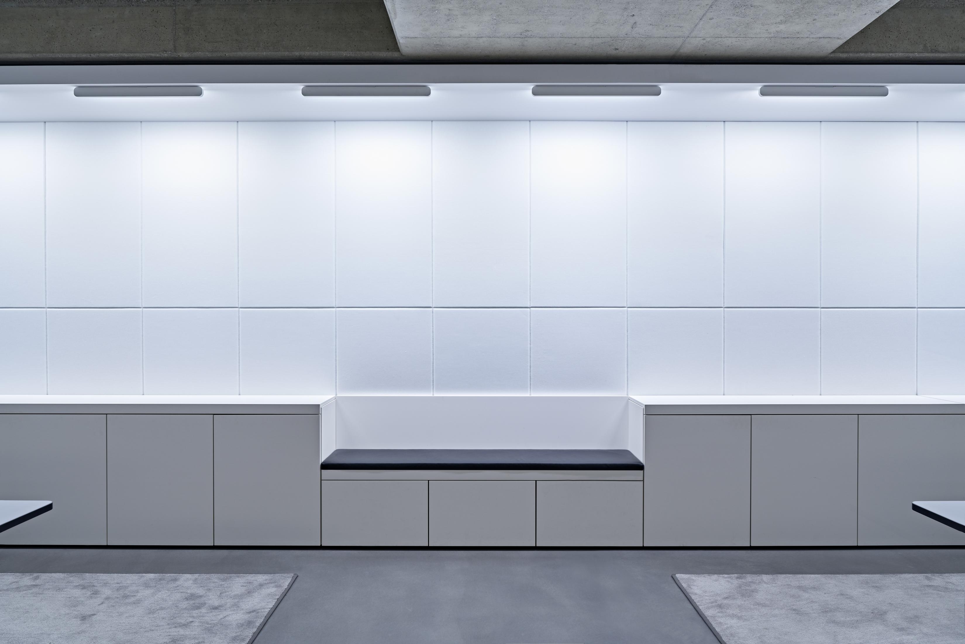 Bild oben: Mito sospeso bringt Wohnlichkeit in den Konferenzraum. Bild Mitte: Mito volo ergänzt perfekt ein klares, zeitgemässes Office-Konzept. Darunter: Der kraftvolle Wallwasher Mito alto side bringt Wände zum Leuchten