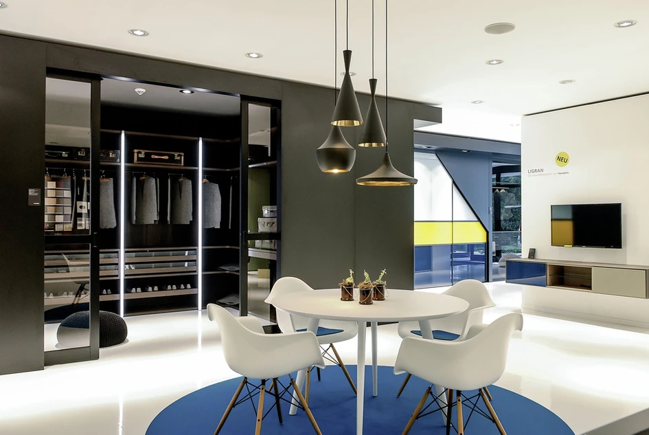 With a wide variety of materials and colours, raumplus can adapt to very different interior design concepts. And because of this, the right solution, for installations of every taste, can be realised