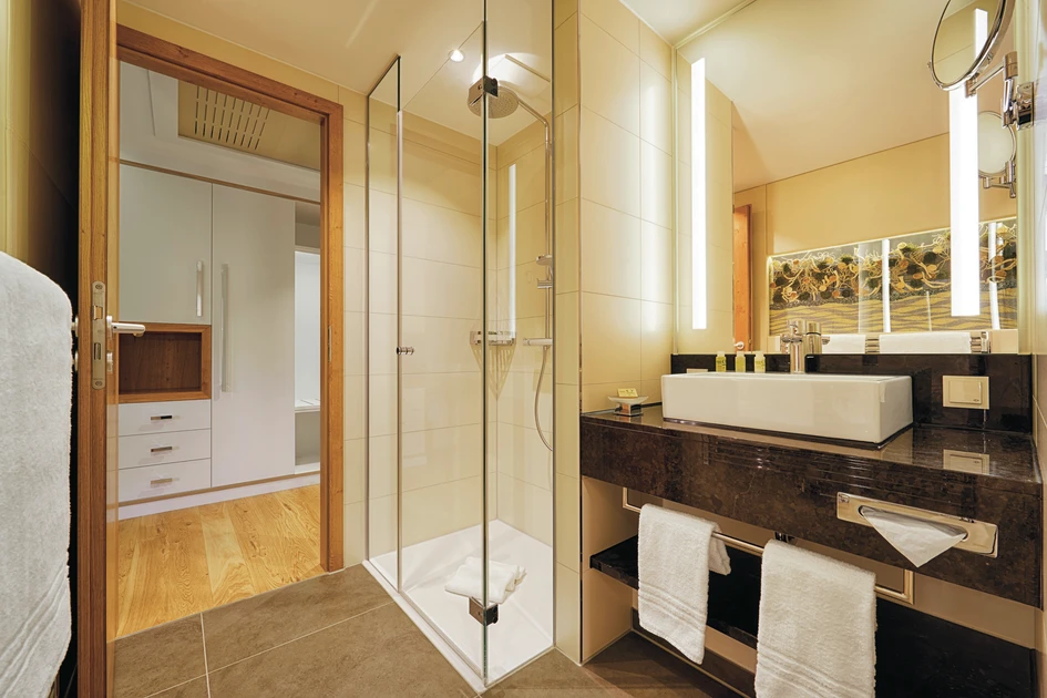 The single-level bathroom by KALDEWEI can blend into any room concept – completely seamlessly