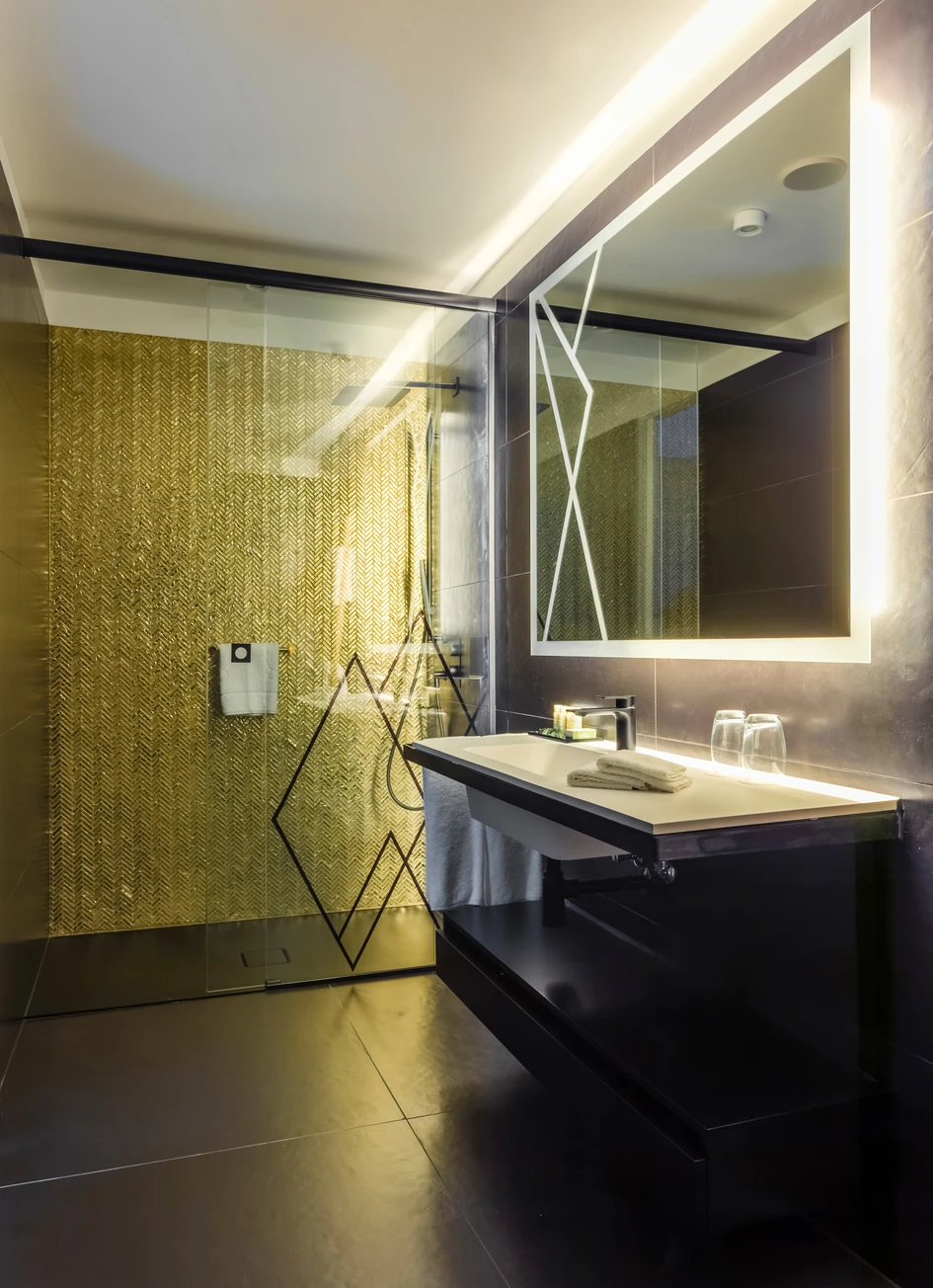 All on one level: Visually, the shower area and bathroom floor flow into one another