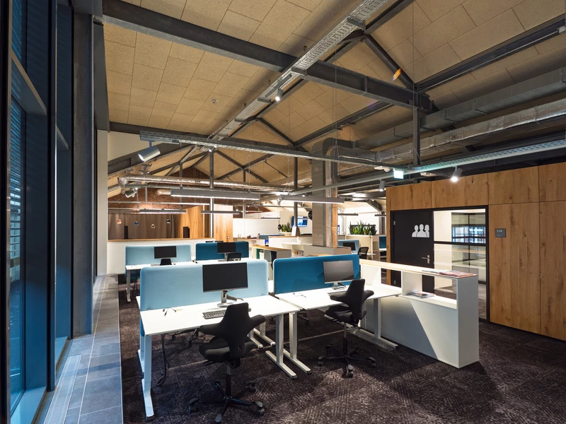 Les espaces de bureaux flexibles peuvent utilisés en fonction des projets. Tous les bureaux sont réglables électriquement en hauteur et s’adaptent ainsi rapidement à chaque collaborateur