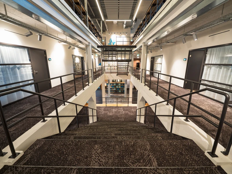 Au sein du bâtiment Fabrik N°09, les équipes travaillent de façon interdisciplinaire et tous services confondus sur les solutions de salle de bains de demain