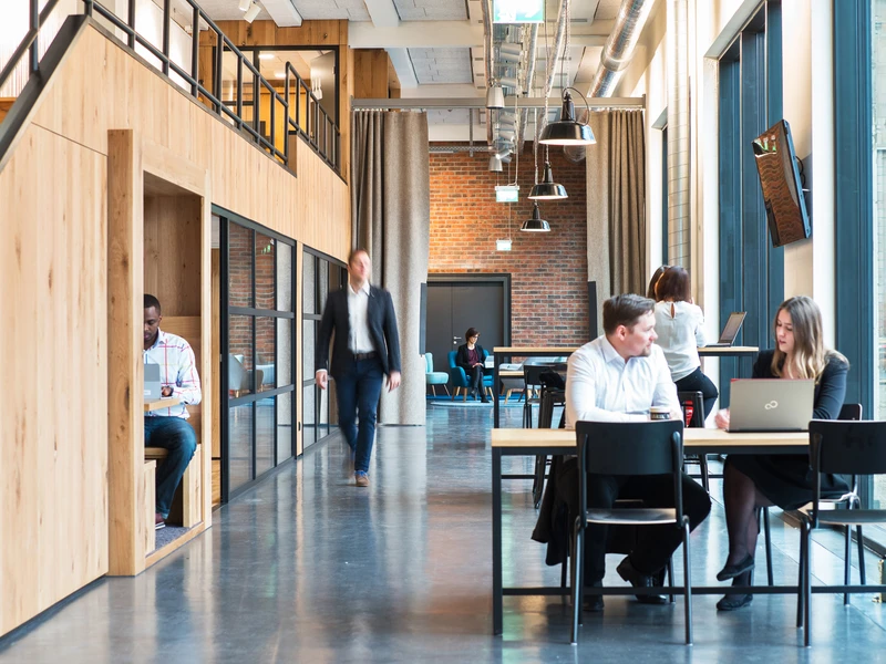 Des espaces réseaux ouverts créent, partout dans le bâtiment, des occasions d’échanger des idées de façon spontanée autour d’une tasse de café