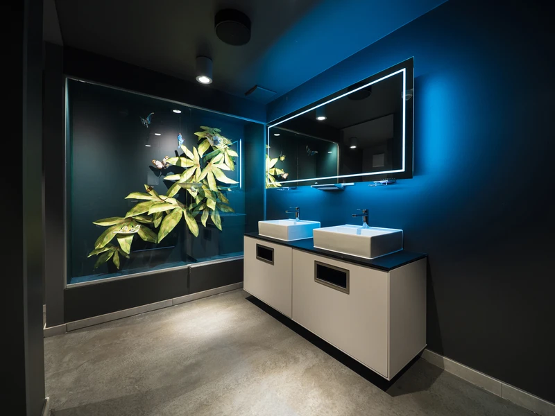 Du concept chromatique en passant par la décoration végétale et jusqu’aux effets sonores typiques, les toilettes Amazonia répandent une ambiance exotique