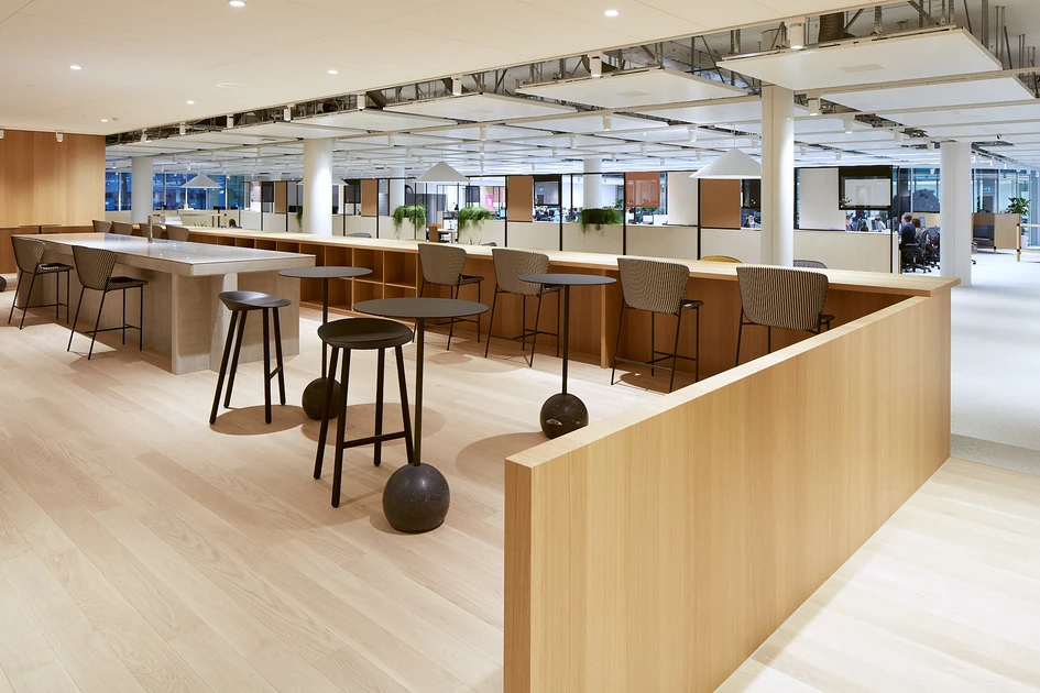 Speaking instead of counting money: Today, the New Zurich Stock Exchange houses the EF Language Institute, along with its 800 employees. The connecting element of the workspace’s 3,500 plus square metres of floor is Bauwerk's Trendpark