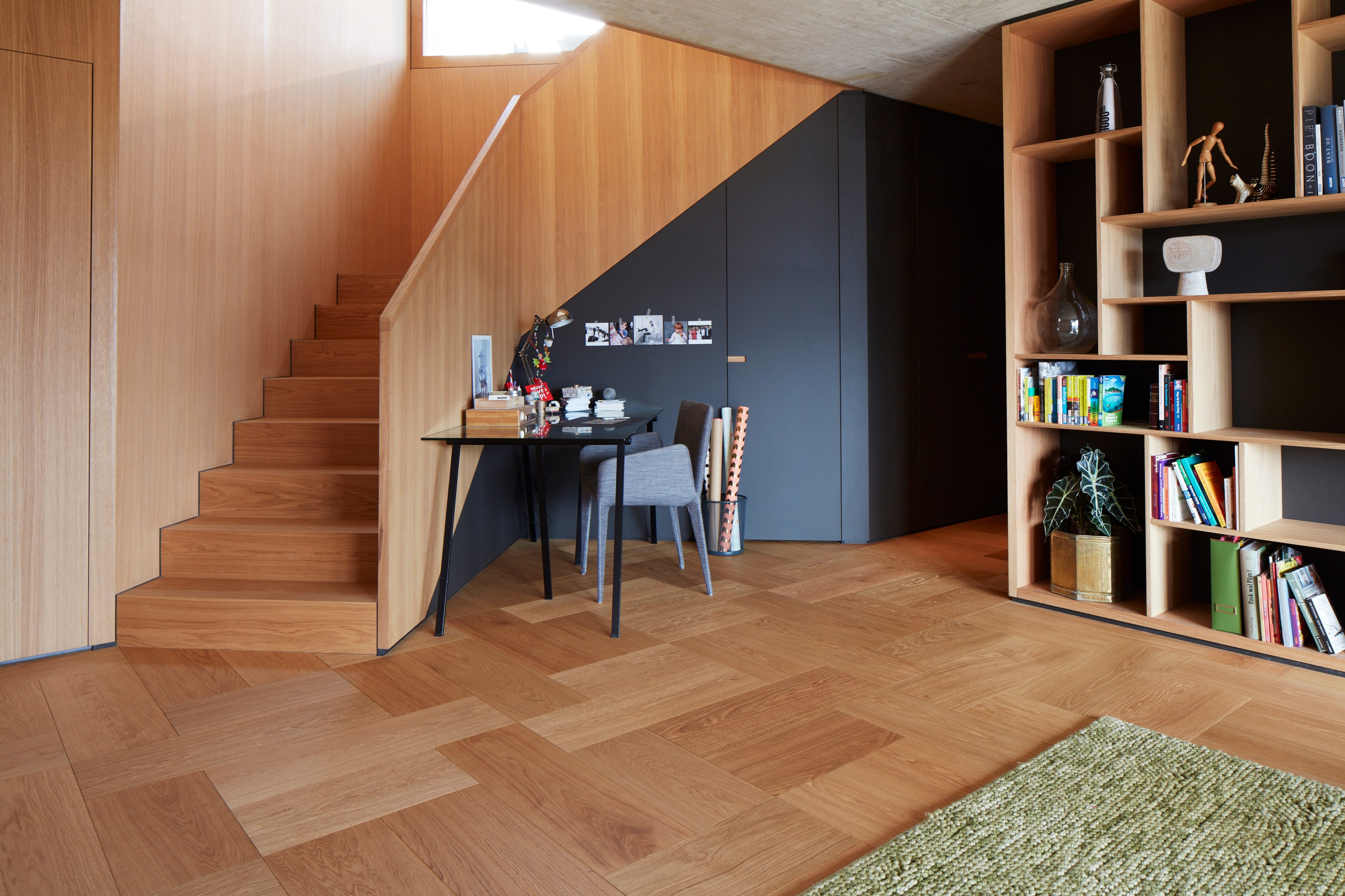 Discreetly playful vibrancy. Bänziger Lutze Architektur’s project is masterful on the inside as well as out. The building is slightly offset from the site, and likewise, the parquet pattern is slightly offset from the rooms