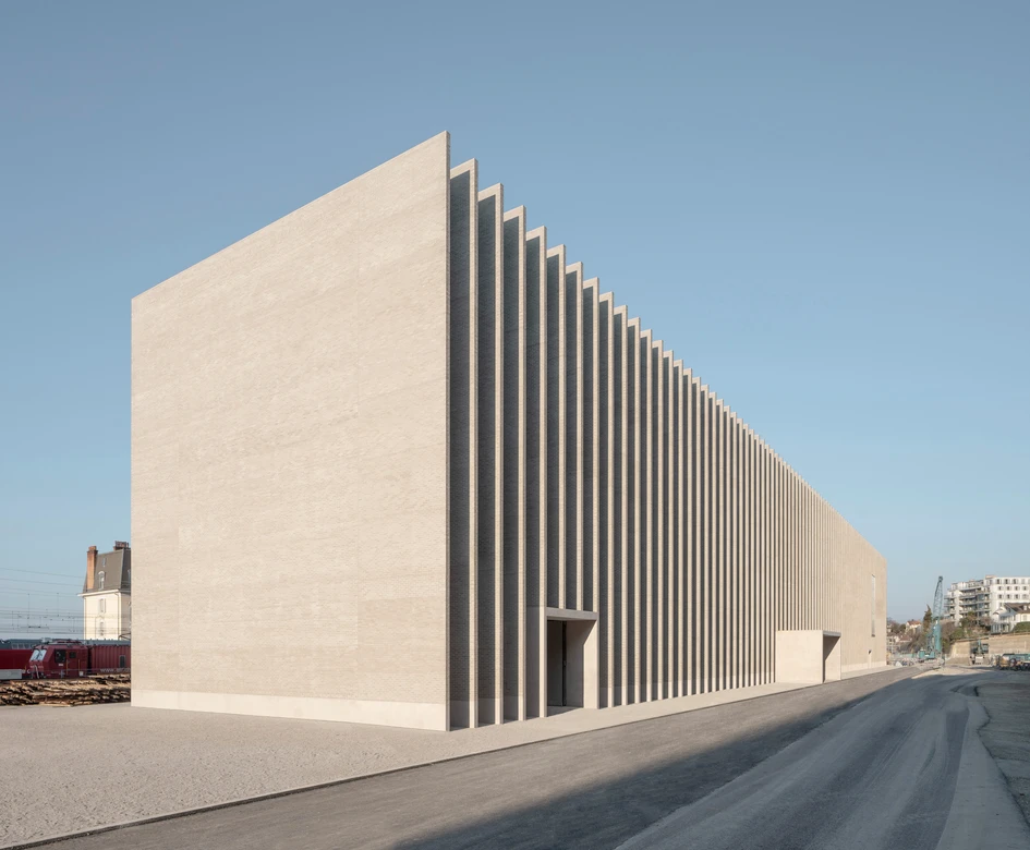 Art meets mastery. The impressive expanse of the rooms in the monolithic architecture of the Cantonal Museum of Fine Arts by Barozzi / Veiga, is once again underscored by the generous wideplank flooring from Bauwerk's Silverline Edition