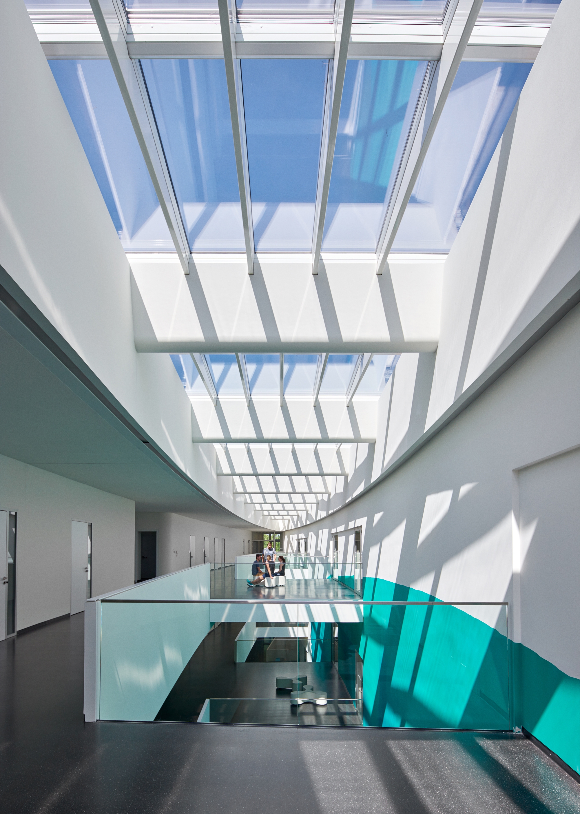 Herausforderndes Design trifft auf Schlichtheit und Leistungsfähigkeit: Lichtdach mit VELUX Modular Skylights im DZNE, Bonn (Deutschland)