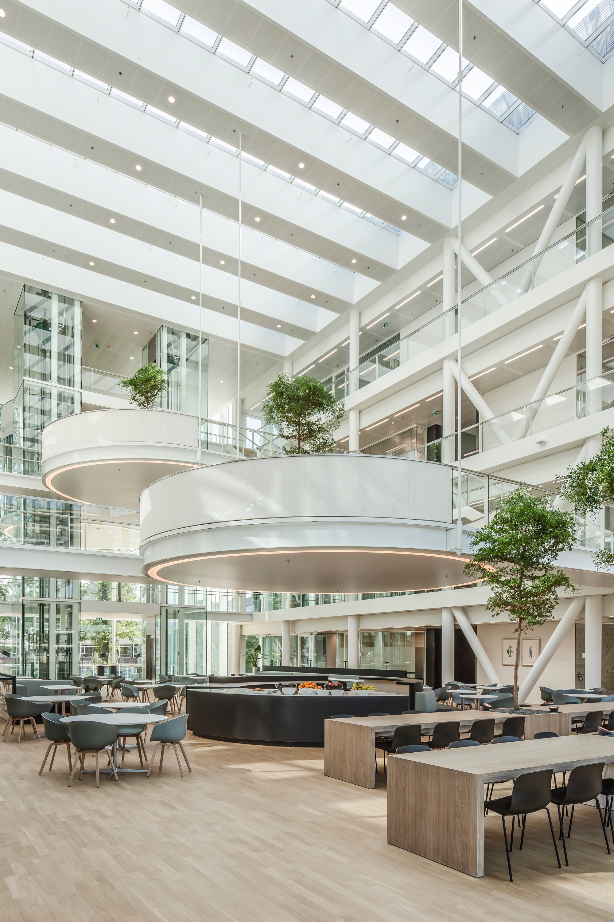 Das lichtdurchflutete Atrium als Kommunikationsort von Genmab, Utrecht (Niederlande)
