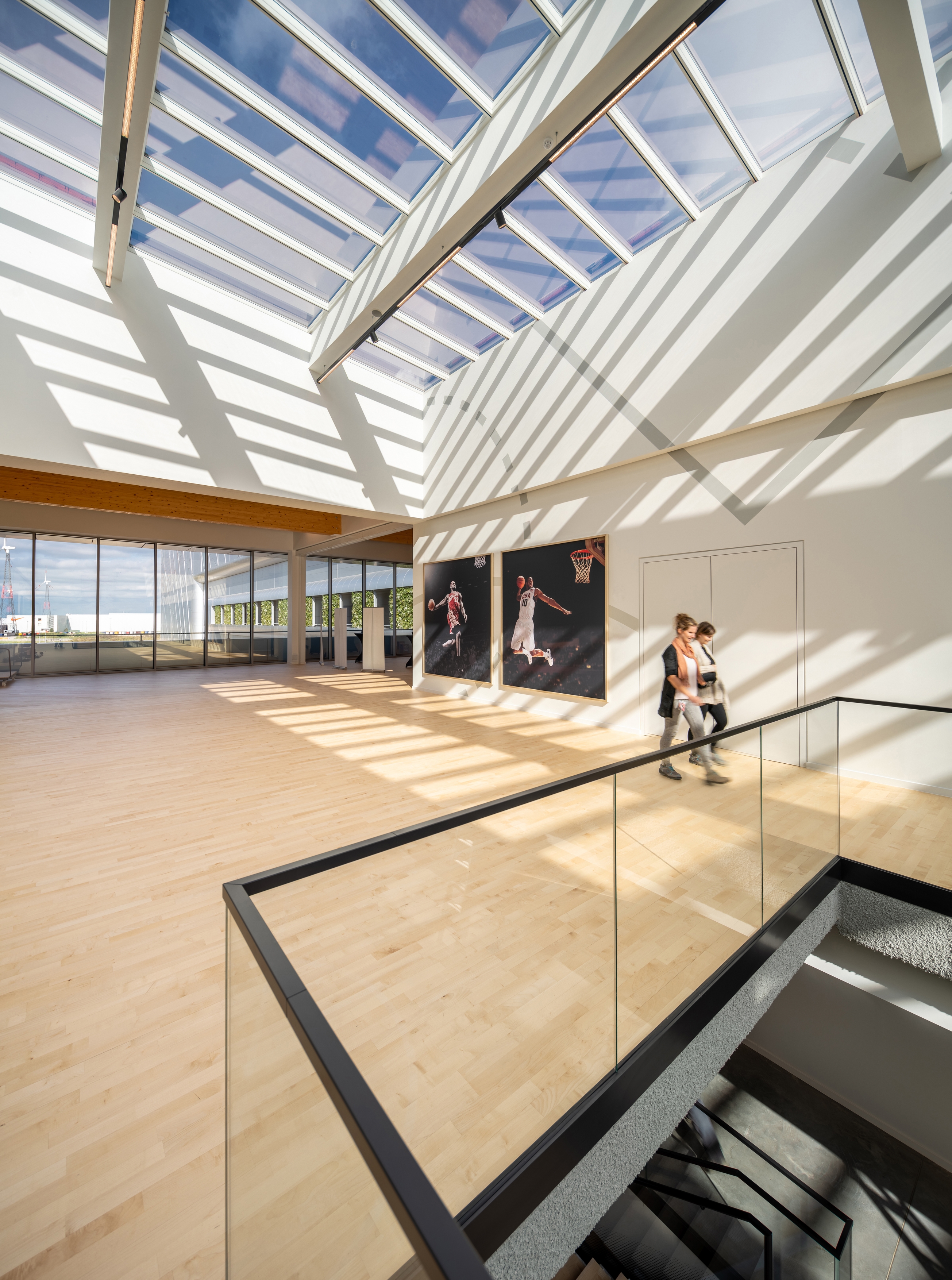 Modulare Konstruktion. Filigrane Struktur. Mehr Tageslicht: Die neuen Stufen-Lichtband-Lösungen ergänzen das System VELUX Modular Skylights um filigrane Gestaltungsvarianten für grosse Dachöffnungen