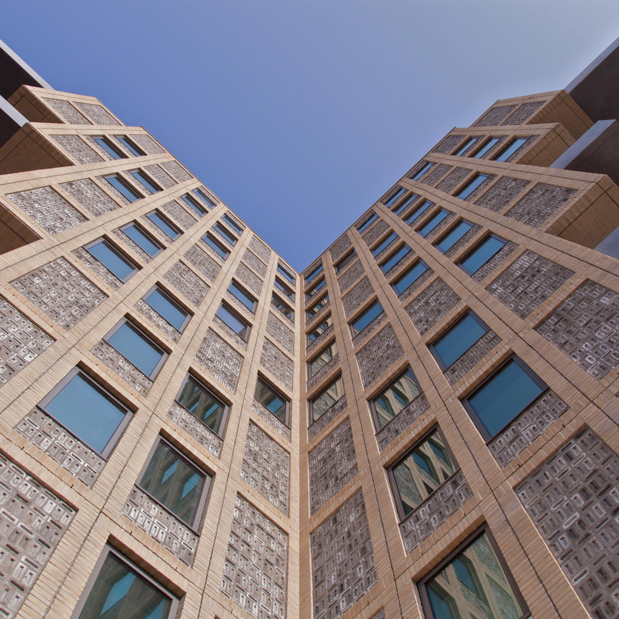 Leggi la storia Living the high life: residential towers