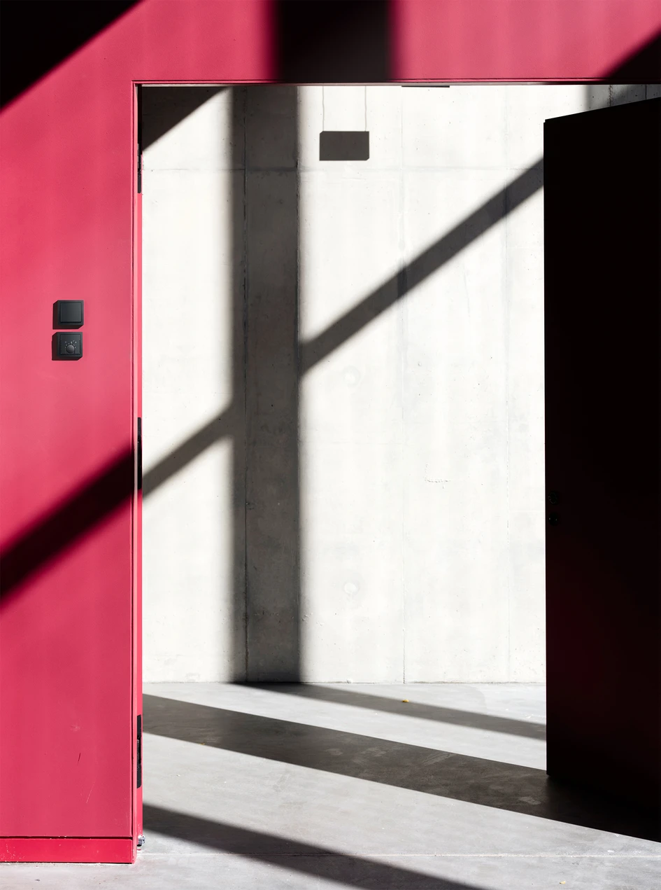 The new building of the Bauhaus Museum in Dessau was equipped with the Busch-Jaeger switch range future linear® in matt black. The uncompromising, linear design fits perfectly into the modern, unadorned architectural style of the building