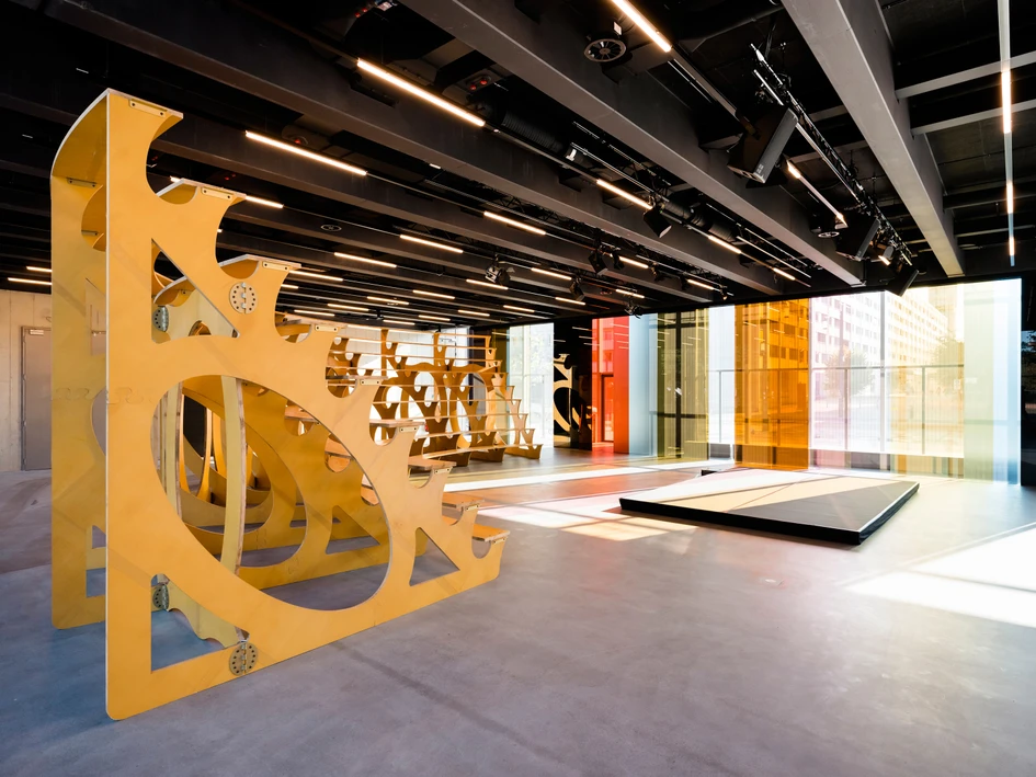On the ground floor, an open stage invites to artistic programs and spontaneous encounters. The central element is the arena designed in 1997 by Rita McBride for the Witte de With Center for Contemporary Art in Rotterdam, which can be used in many ways