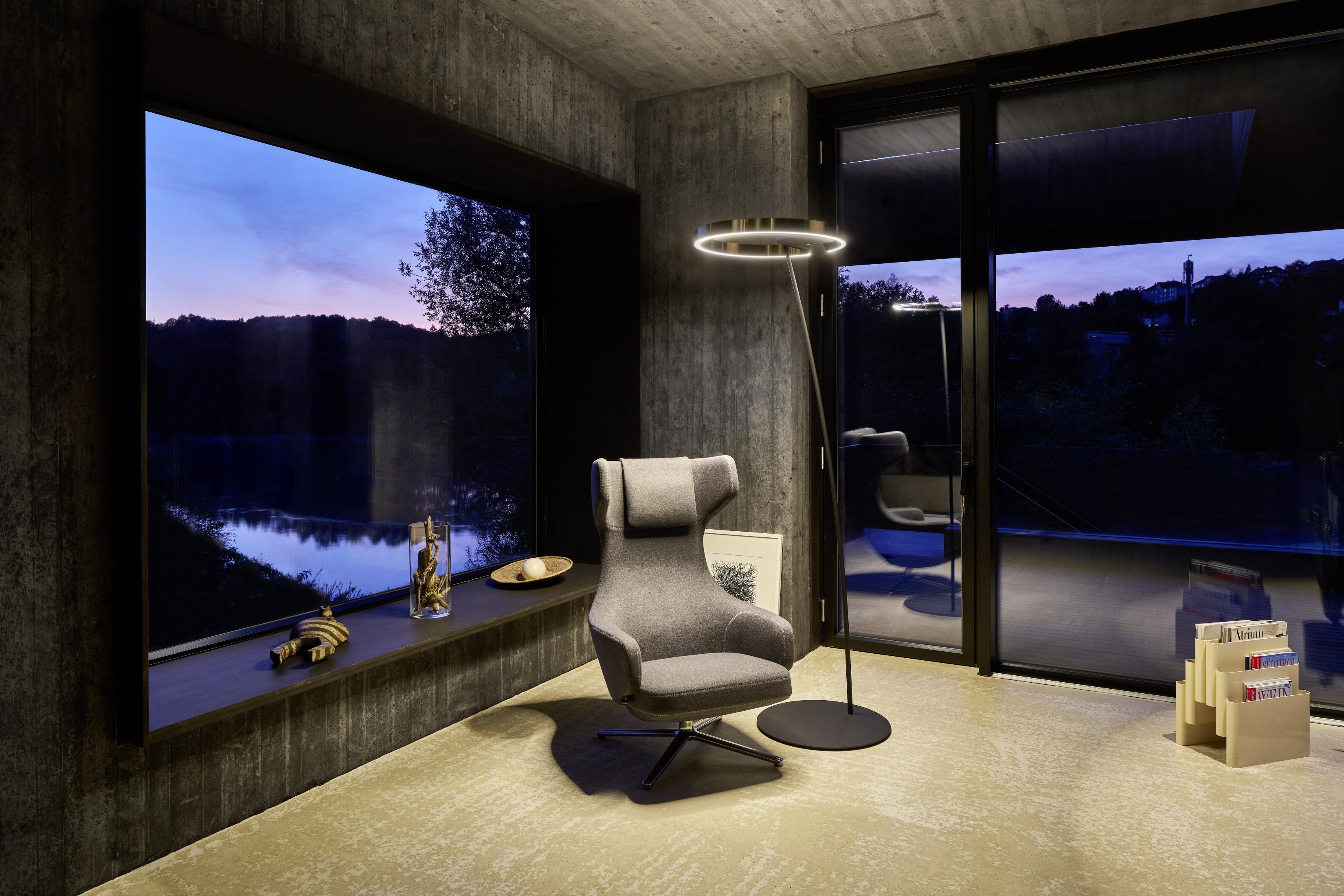 The special feeling of security that makes a house a home: Occhio luminaires are the congenial answer to the house’s strong architectural language