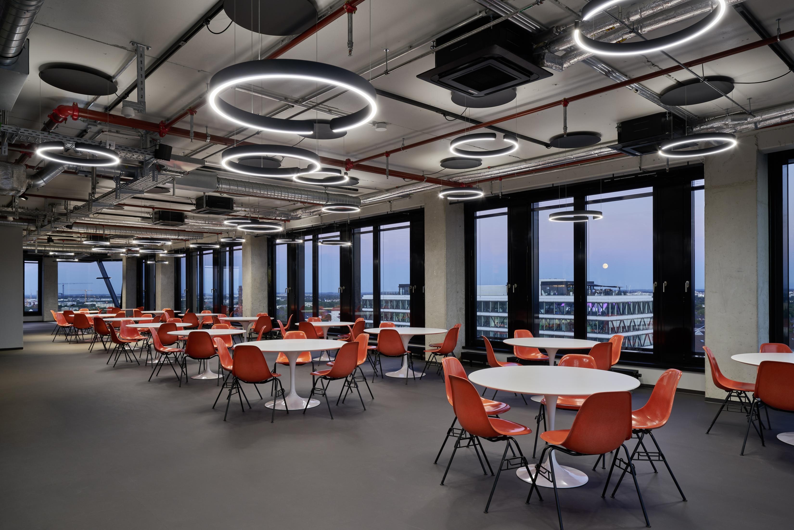 Whether switching, dimming or adjusting the light colour as seen here: with the innovative Occhio air technology, all luminaires can be controlled by app or controller