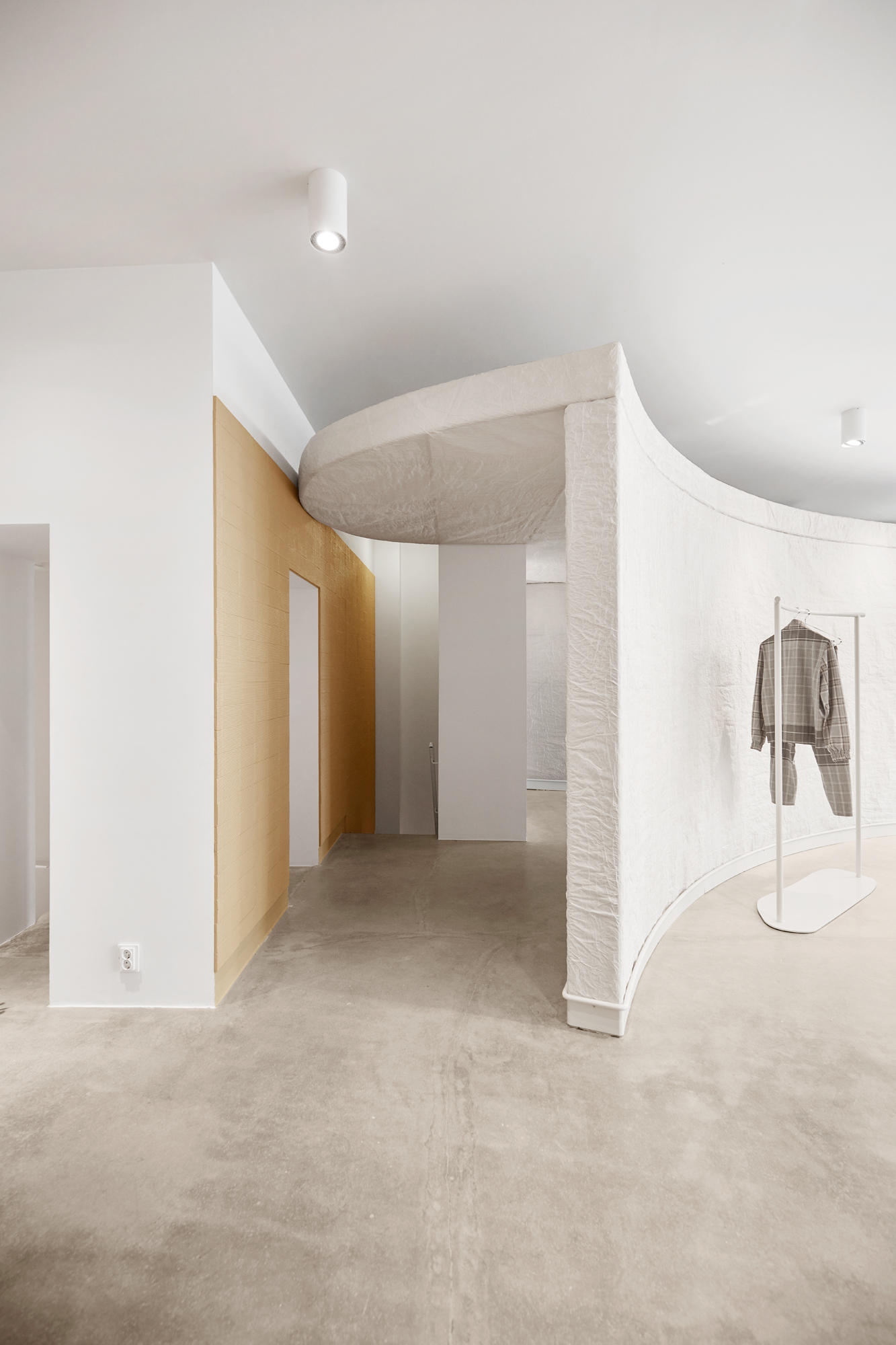 Snøhetta's use of textile space dividers in Holzweiler’s showroom is also a reference to the brand's use of high-quality materials for its products. Photos: © Calle Huth