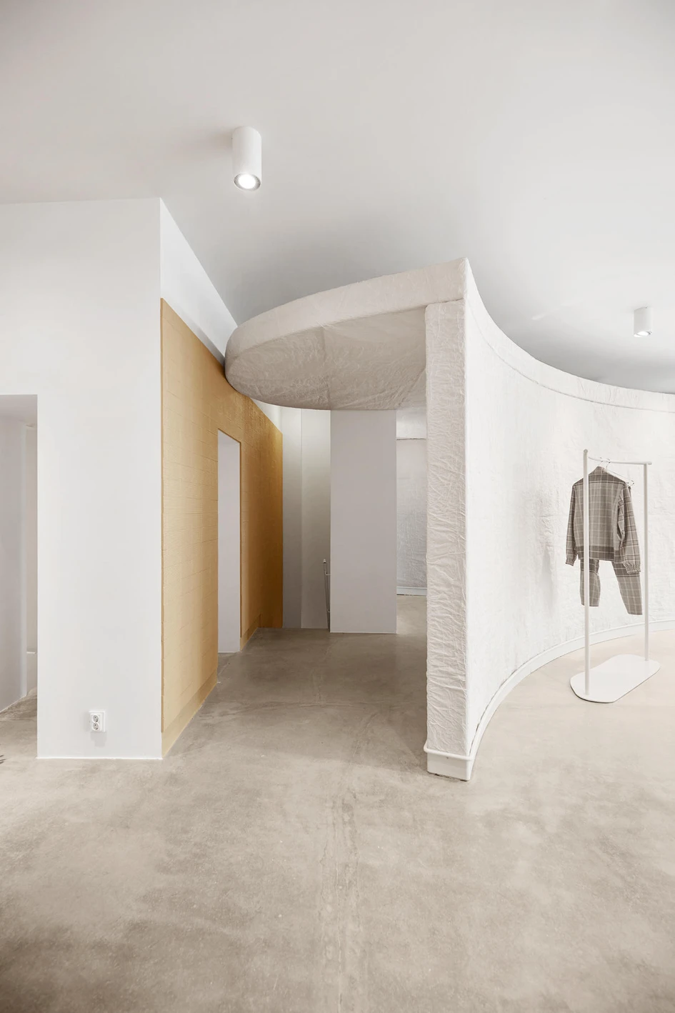 Snøhetta's use of textile space dividers in Holzweiler’s showroom is also a reference to the brand's use of high-quality materials for its products. Photos: © Calle Huth