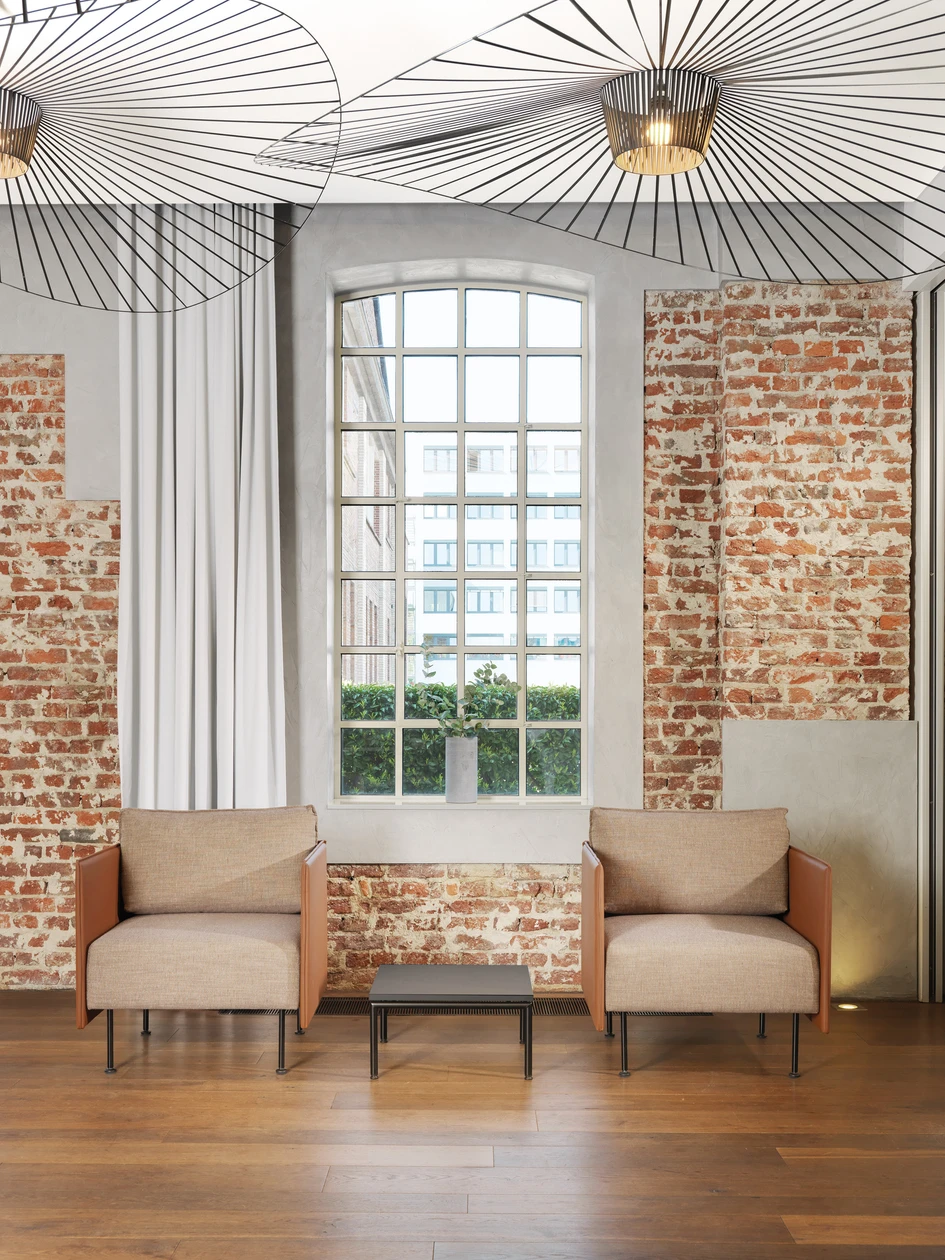 The Creva soft modular seating furniture range from Kusch+Co impresses with its timeless elegance and selected materials. The versatile range creates a cosy atmosphere – in workplaces, in foyers or in waiting areas