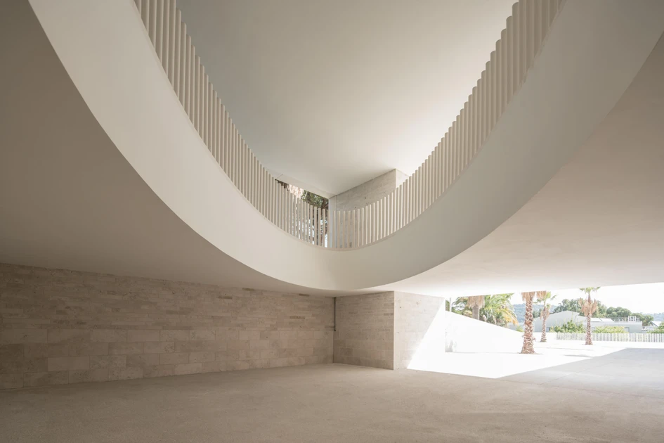 The sharp, strong light and dramatic landscape of the Cote D'Azur provided the inspiration for Atelier Fernandes & Serres' Ecole Communal Jacqueline de Romilly, and its highly communal form of education. Photos: Stéphane Aboudaram | WE ARE CONTENT(S)