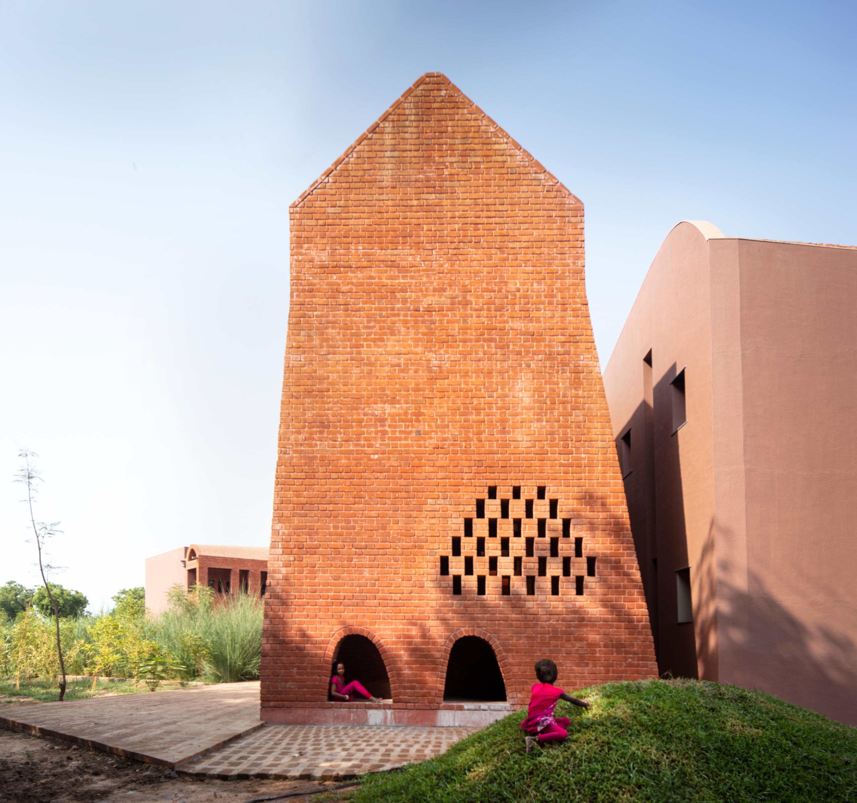 Samira Rathod Design Associates' School of Dancing Arches in Bhadran, India takes advantage of terracotta bricks produced in a local kiln. Photo: Niveditaa Gupta