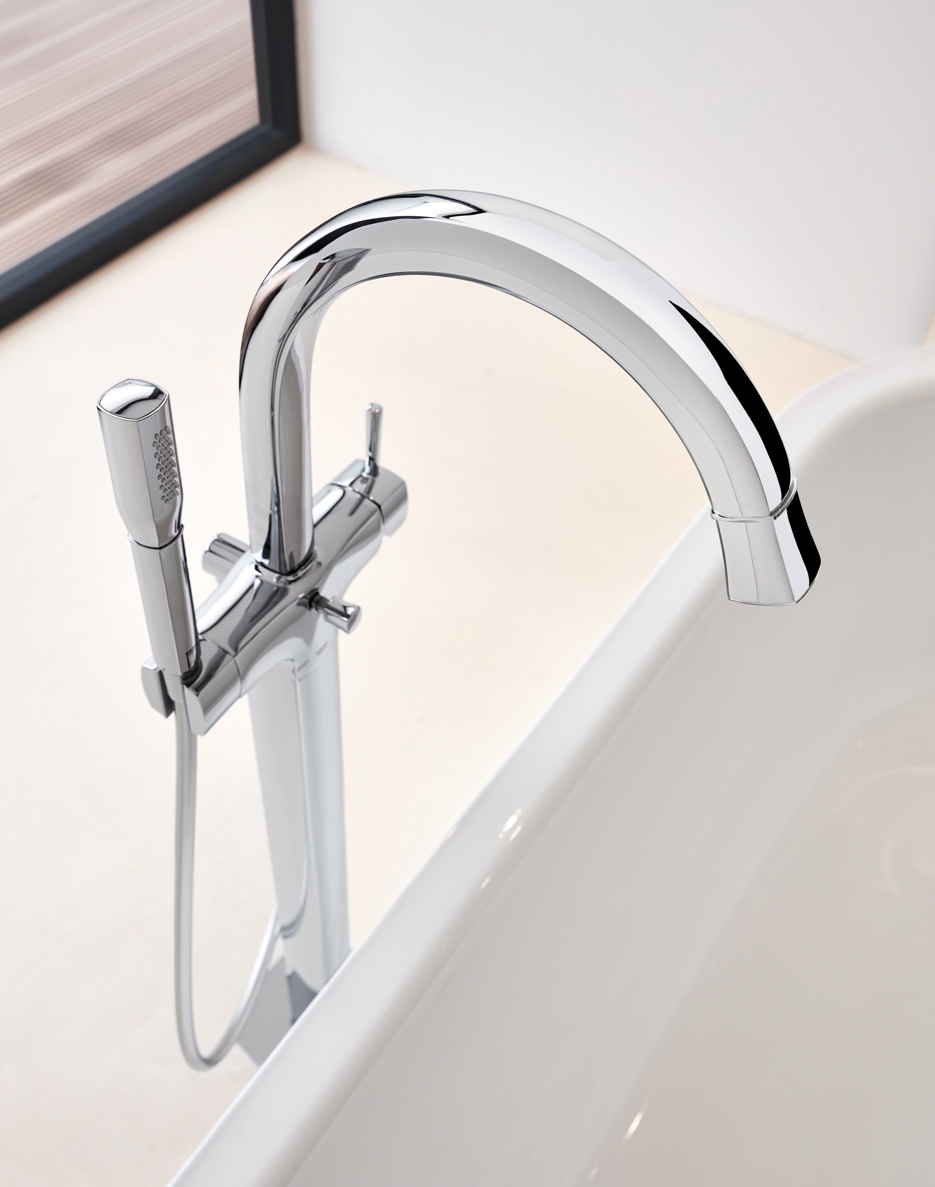 The user-friendly floor-mounted taps come with an easily detachable hand shower