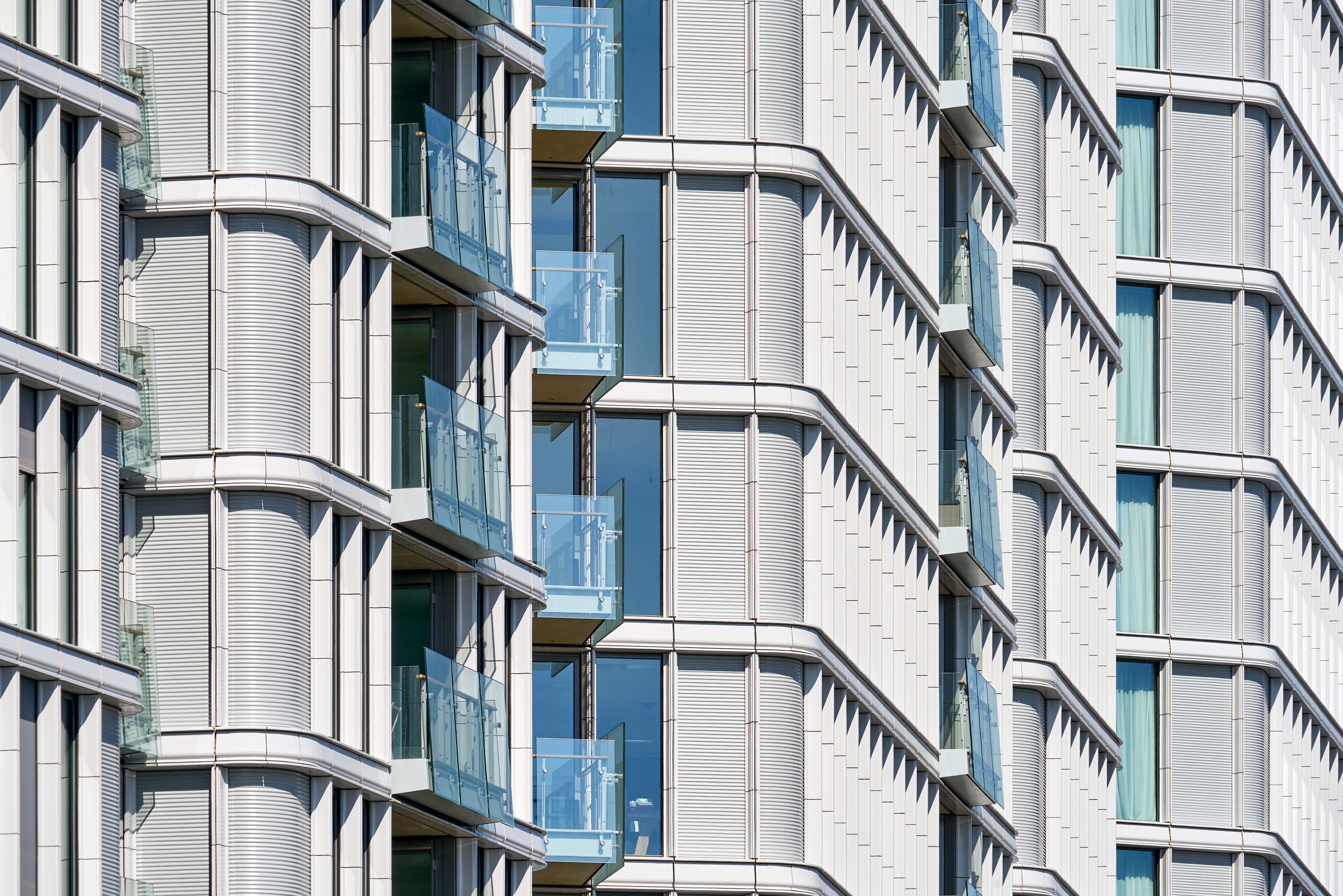 Nice curves: Glass and aluminium dominate the facade of Renzo Piano's Parkapartments am Belvedere in Vienna, but Moeding’s grey glazed, filigree ceramic elements, with their gentle shapes, perfectly round off the overall picture. Photos: Michel Denancé