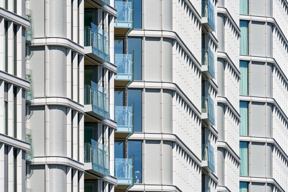 Nice curves: Glass and aluminium dominate the facade of Renzo Piano's Parkapartments am Belvedere in Vienna, but Moeding’s grey glazed, filigree ceramic elements, with their gentle shapes, perfectly round off the overall picture. Photos: Michel Denancé