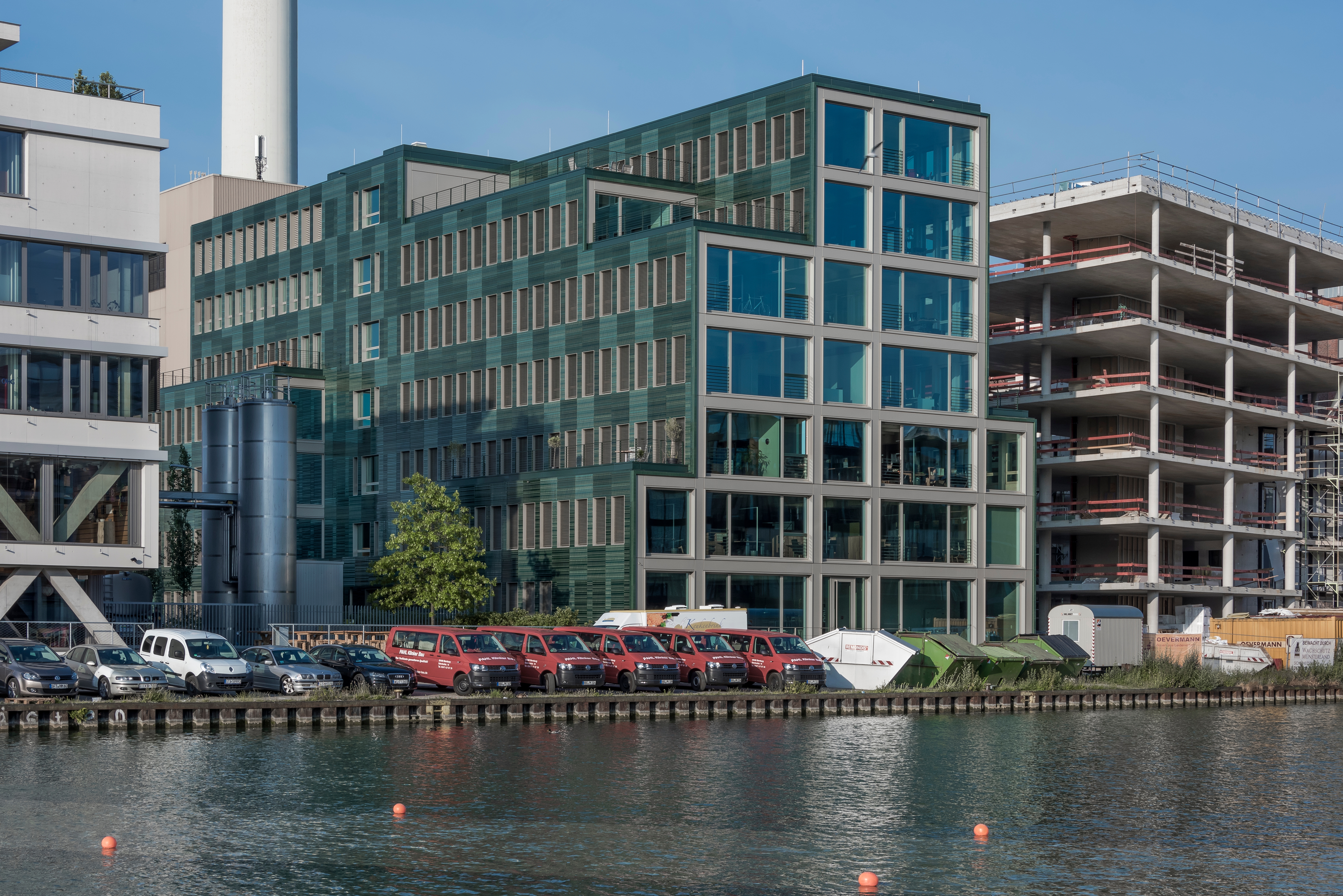 Tone on tone with the water: The facade of the timber hybrid H7 building in Münster highlights the elegance of the architecture with its green, glazed ceramic tiles and fine horizontal relief structure. Photos: Anke Müllerklein