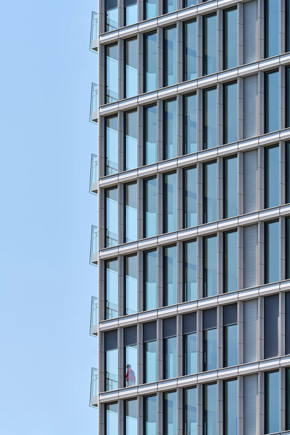 A hint of a shell: Though large window areas dominate the Parkapartments am Belvedere development in Vienna’s exterior, the curved ceramic tiles that were specially developed for this Renzo Piano project set a characteristic accent. Photos: Michel Denancé