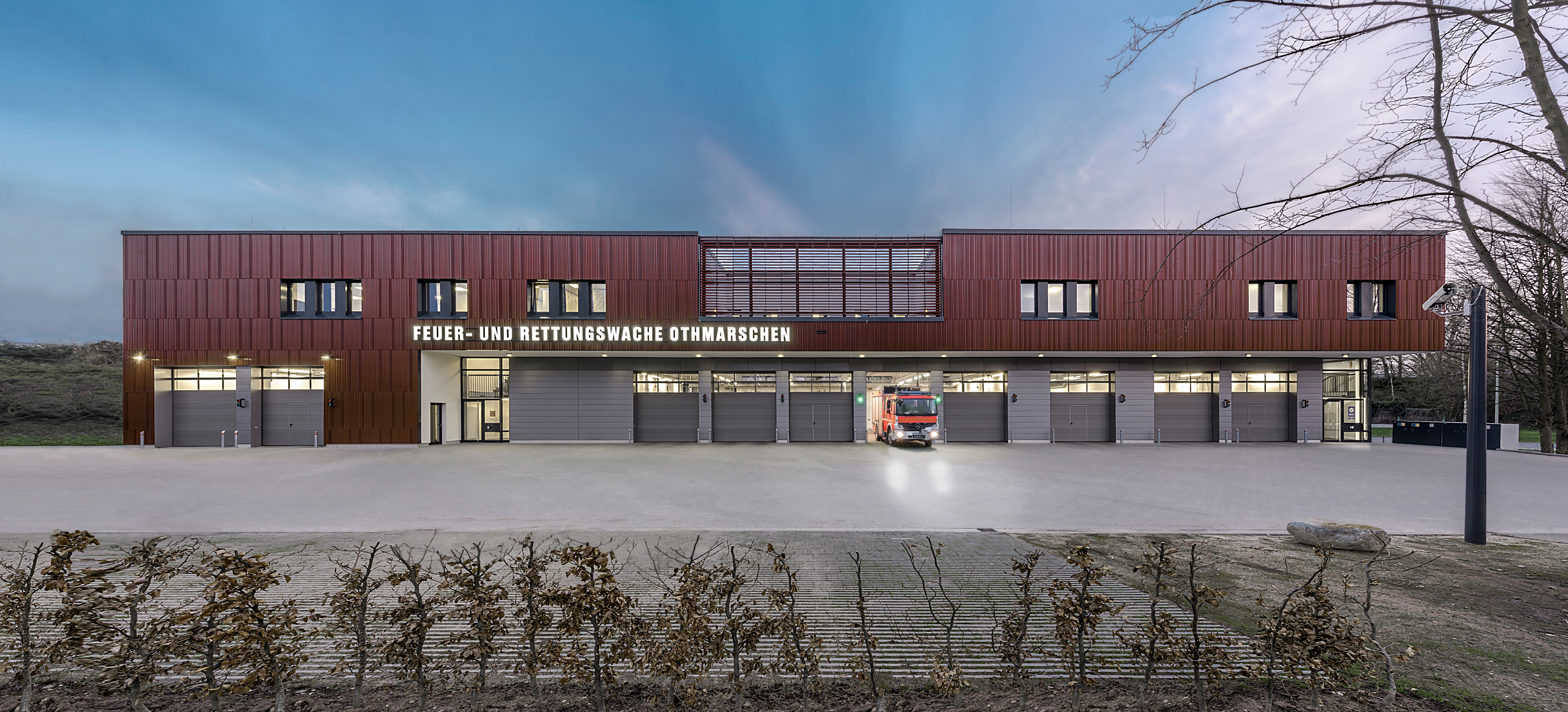 The bright red fire and rescue station in Othmarschen in Hamburg. For the facade, individually manufactured ceramic tiles made of glazed brick material from Moeding – which are equipped against the outside elements – were used. Photos: Anke Müllerklein