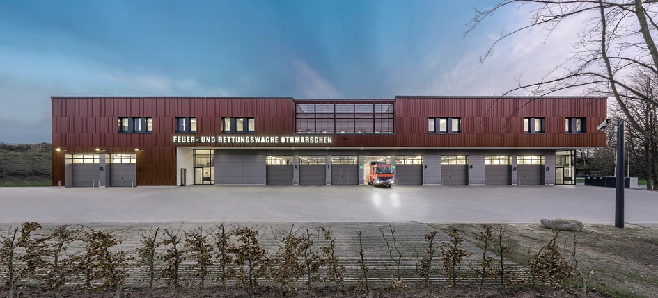 The bright red fire and rescue station in Othmarschen in Hamburg. For the facade, individually manufactured ceramic tiles made of glazed brick material from Moeding – which are equipped against the outside elements – were used. Photos: Anke Müllerklein