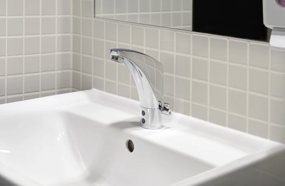 Water plays a fundamental role in the blu water sports and leisure facility in Potsdam (von Gerkan, Marg und Partner). Franke Water Systems was involved in the sanitary concept, including outfitting the centre with over 130 shower and wash locations