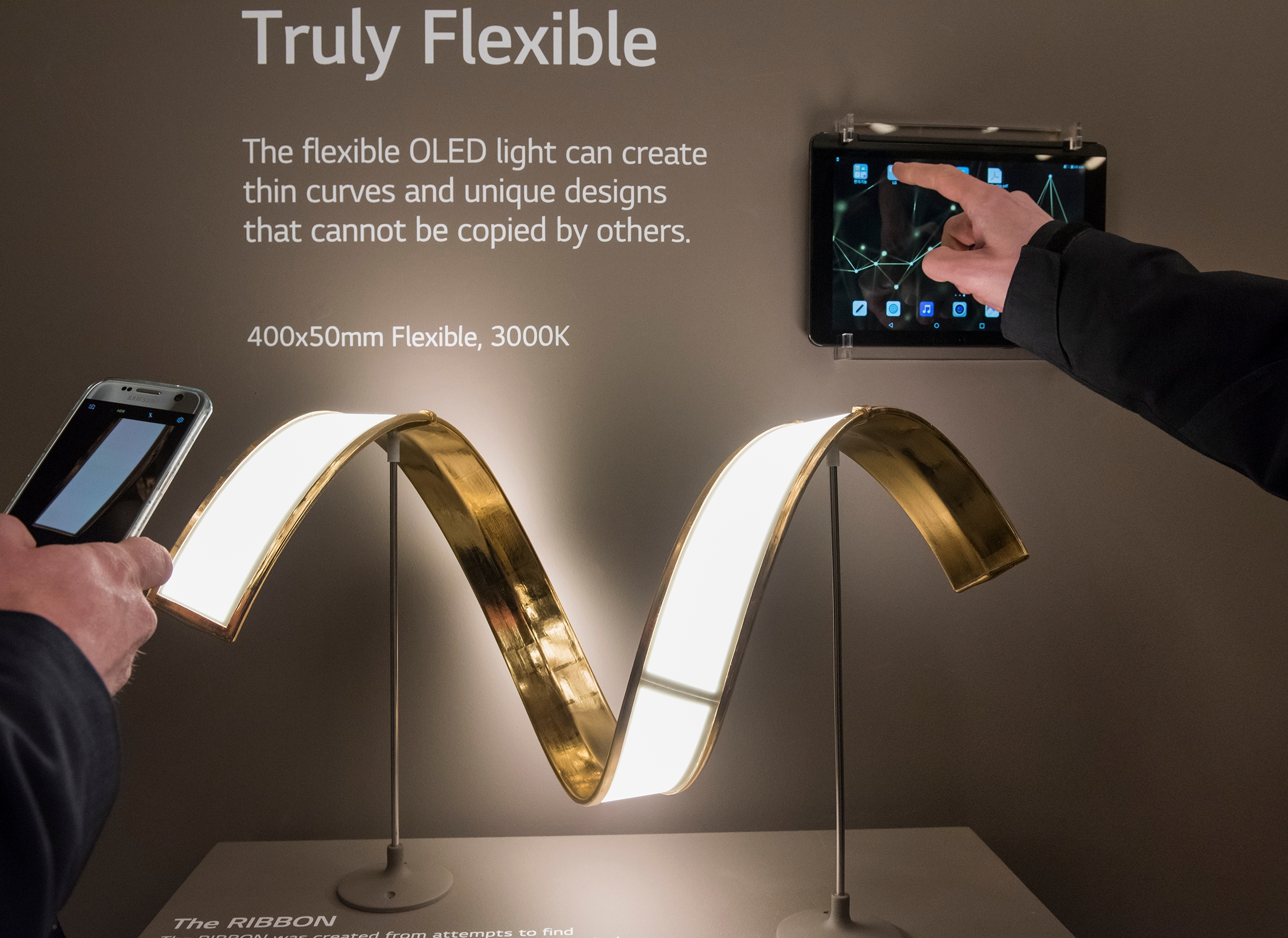 Luminaires adapt themselves flexibly to the architecture of a building. Thus they emphasise the structural or design features with their light, without the lamp body being dominant. Source: Messe Frankfurt │ Pietro Sutera