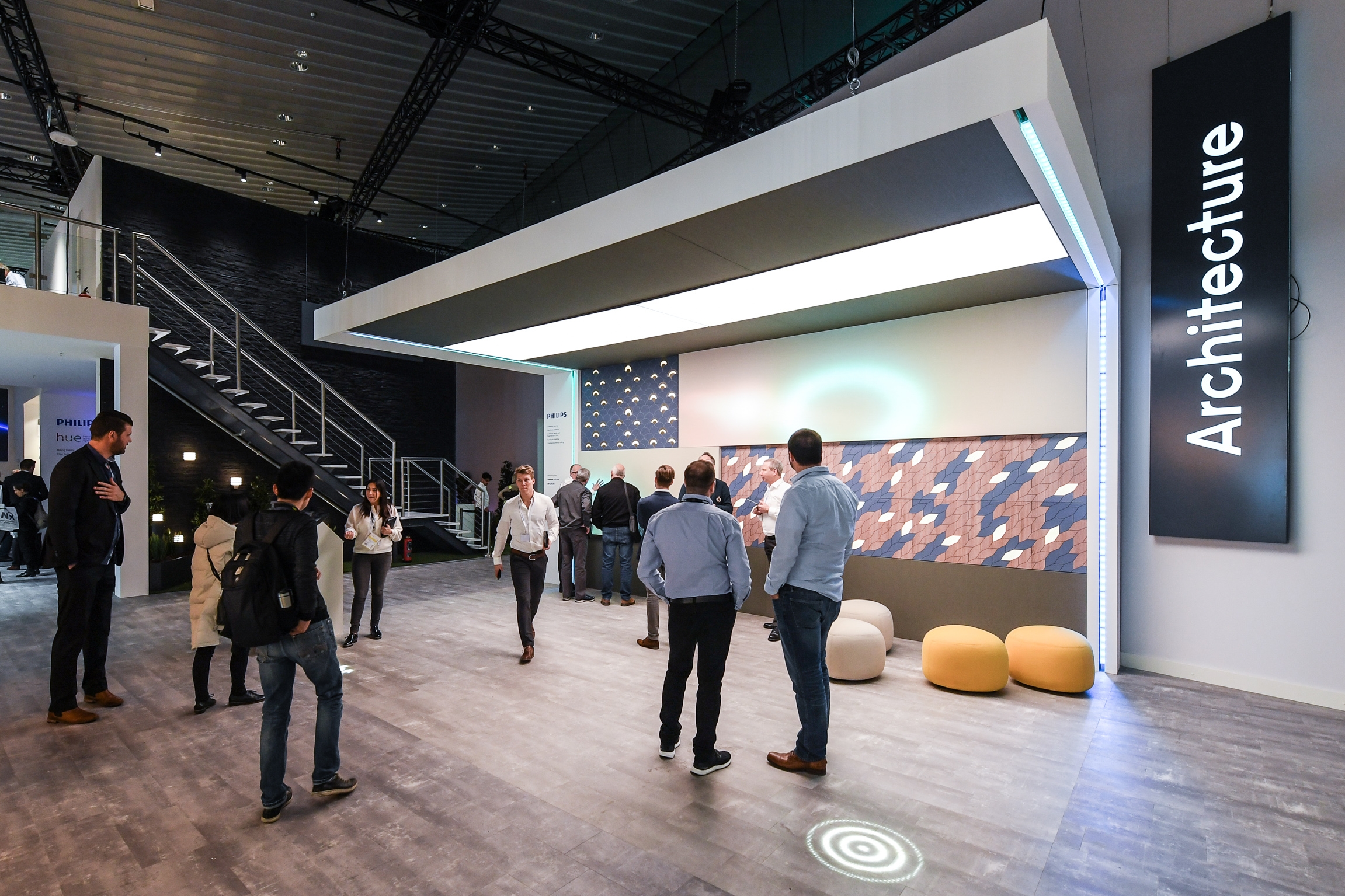 Along with the strategic employment of windows or light shafts, cleverly placed luminaires also are more and more frequently taking over the role of light source. Source: Messe Frankfurt │ Pietro Sutera
