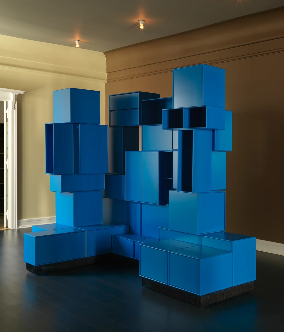 Top: colour-blocking is one striking way to arrange the Montana storage units, thanks to its strong colour contrasts. Above: this complex configuration of Montana units demonstrates that they can be arranged in countless ways