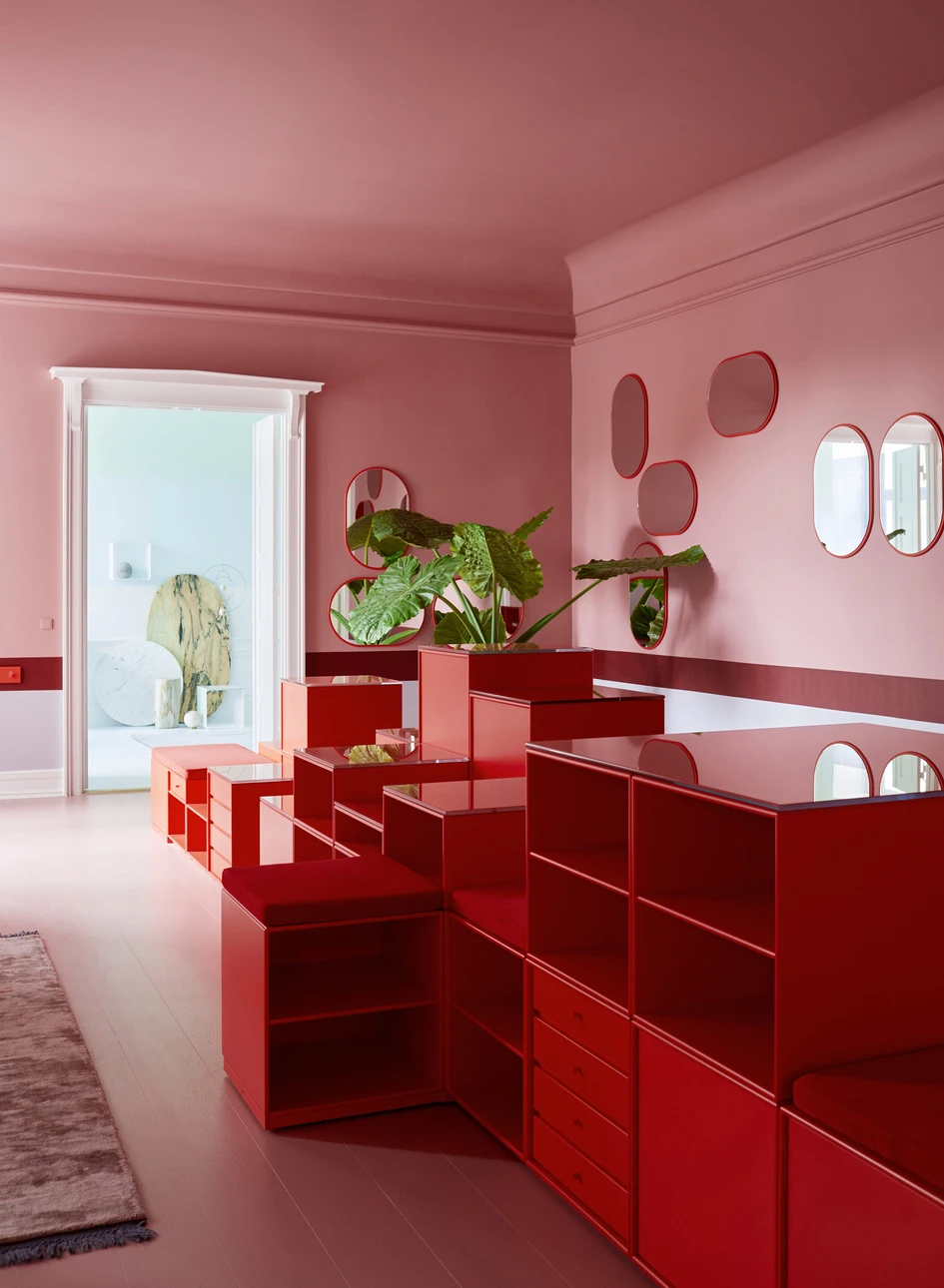 Montana offers 40 environmentally friendly lacquer colours and two veneers – a total of 42 variants – including the rich shade Beetroot seen on the storage units in the foreground