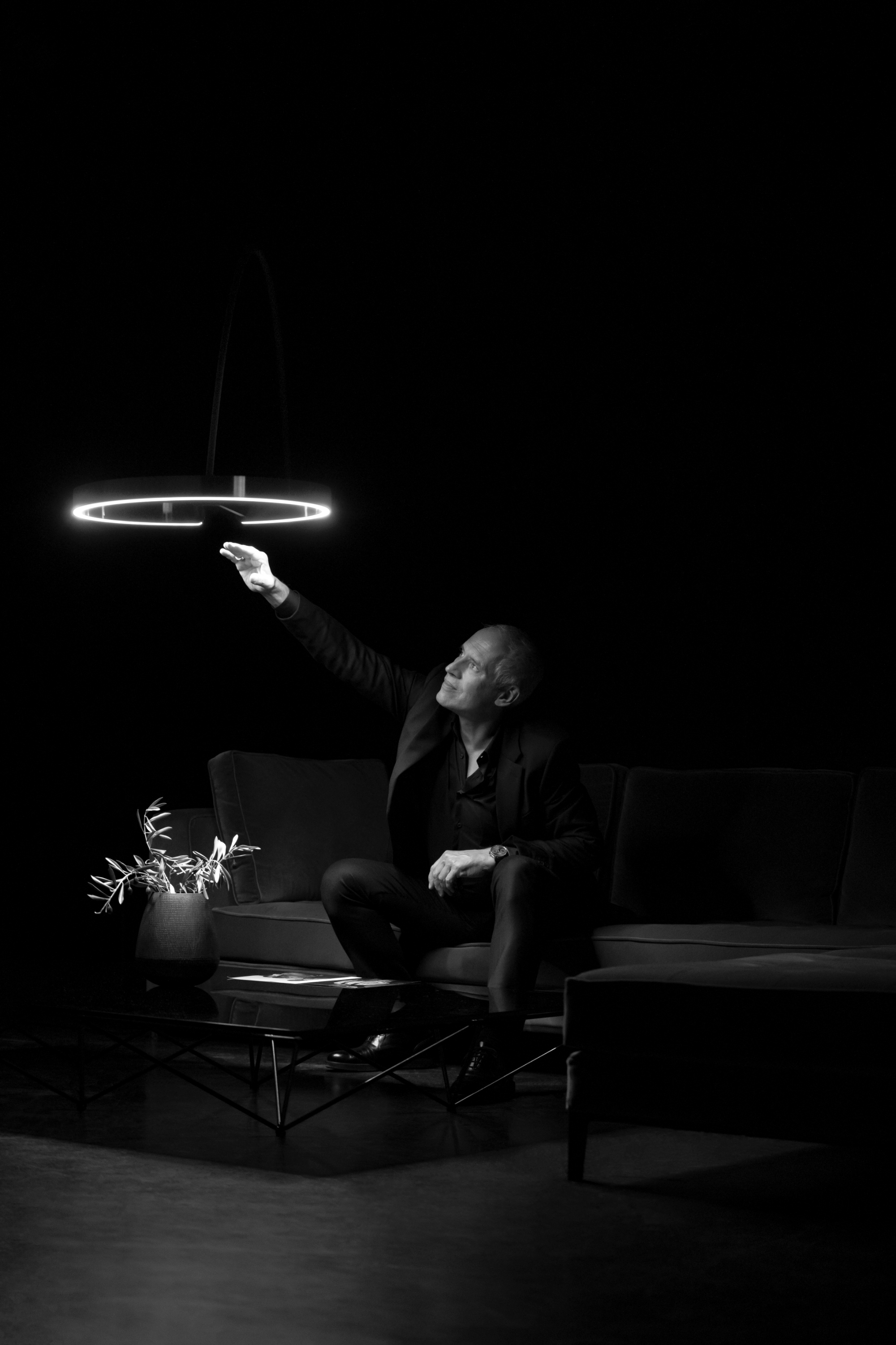 Ohne Licht kein Schatten, ohne Schatten kein Licht. Von diesem Wechselspiel fasziniert, schuf Axel Meise vor 20 Jahren Occhio. Die Bogenleuchte Mito largo bringt nicht nur Licht ins Dunkel, sie ist ein echtes Meisterstück